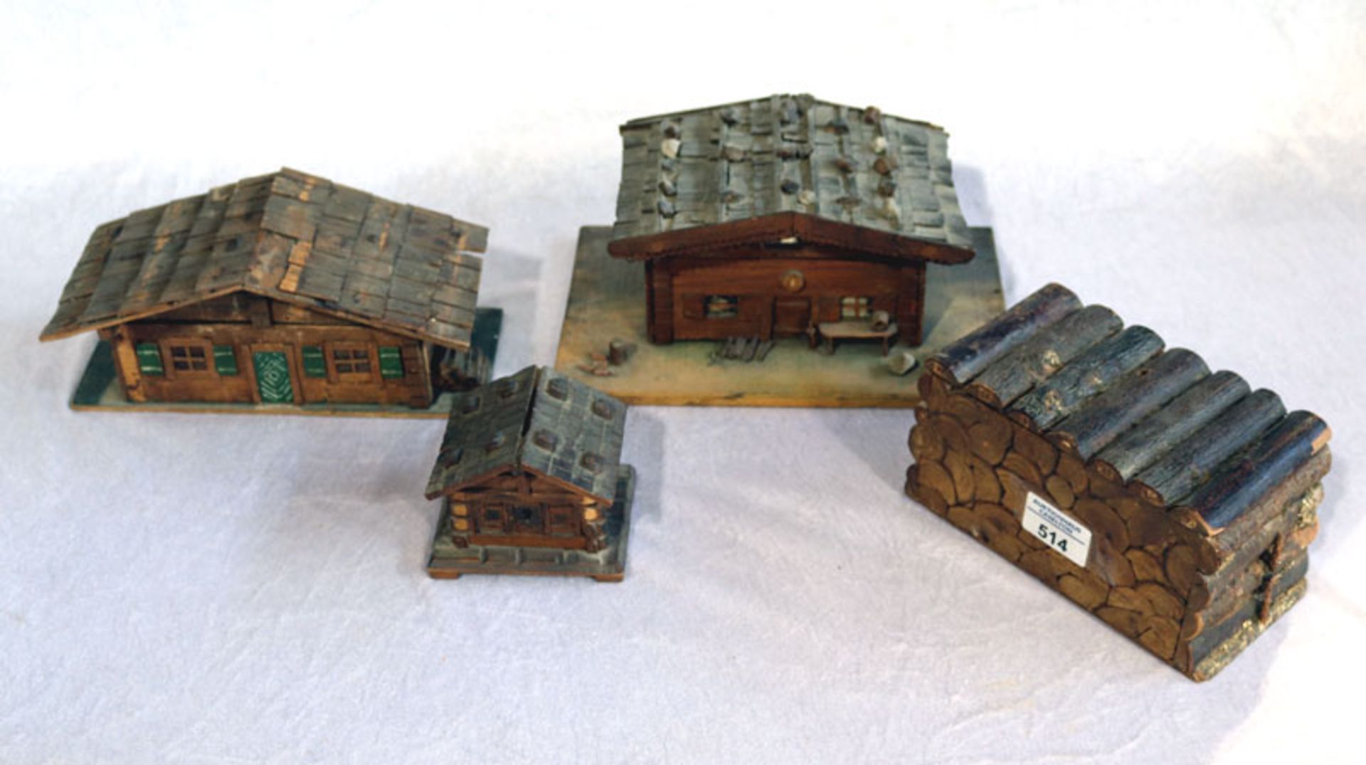 Konvolut: 2 Holzkästchen in Hausform, ein Kästchen in Hüttenform, Spardose, und ein Kästchen aus