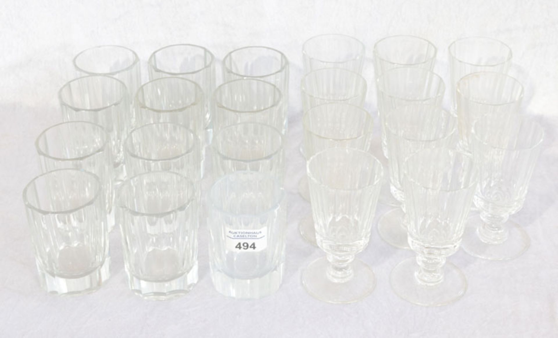 12 Glasbecher und 11 Weingläser, Gebrauchsspuren, teils milchig