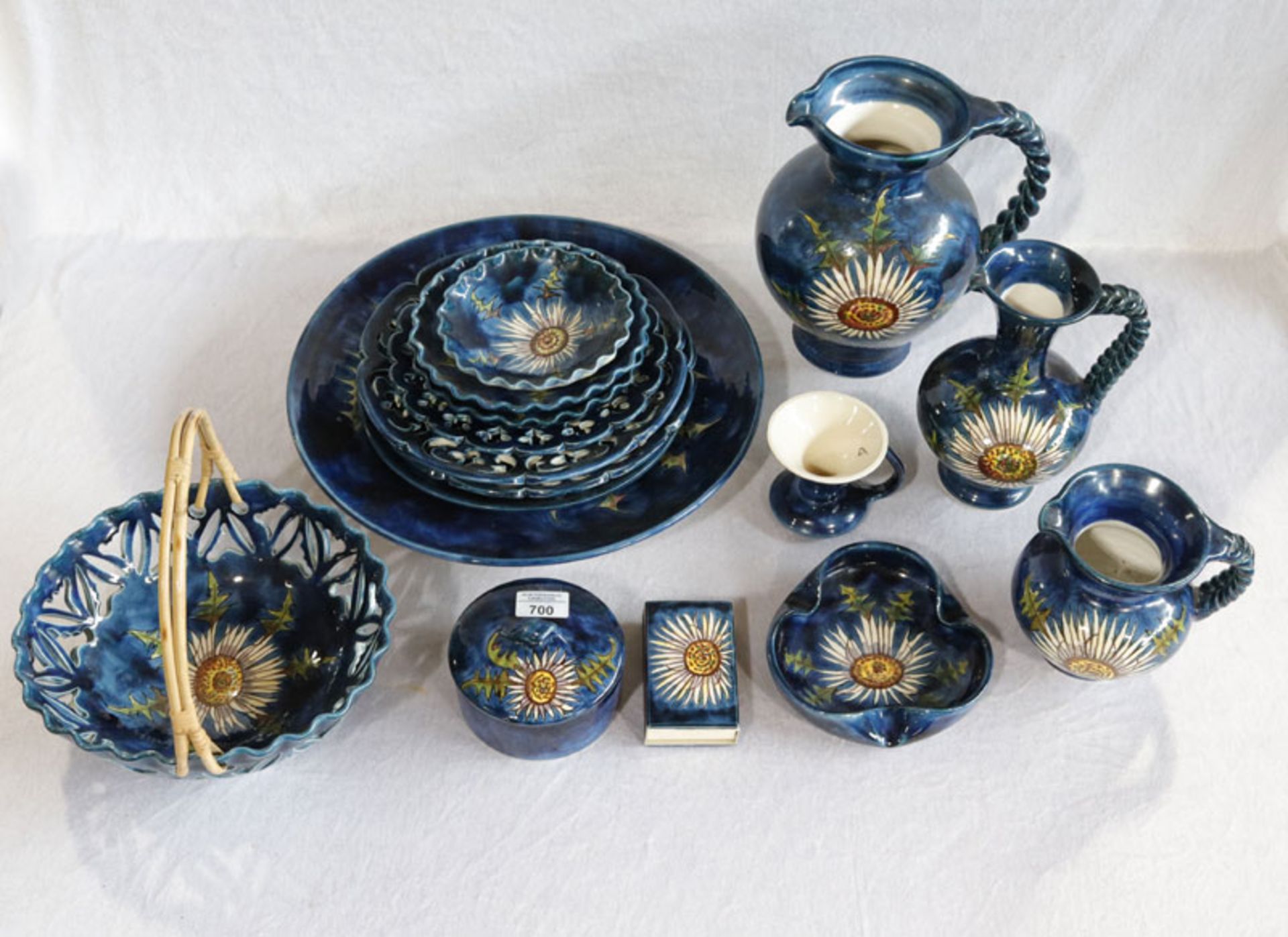Hindelanger Keramik Konvolut, dunkelblau mit Silberdisteldekor, 2 Henkelkrüge, Vase, Kerzenleuchter,
