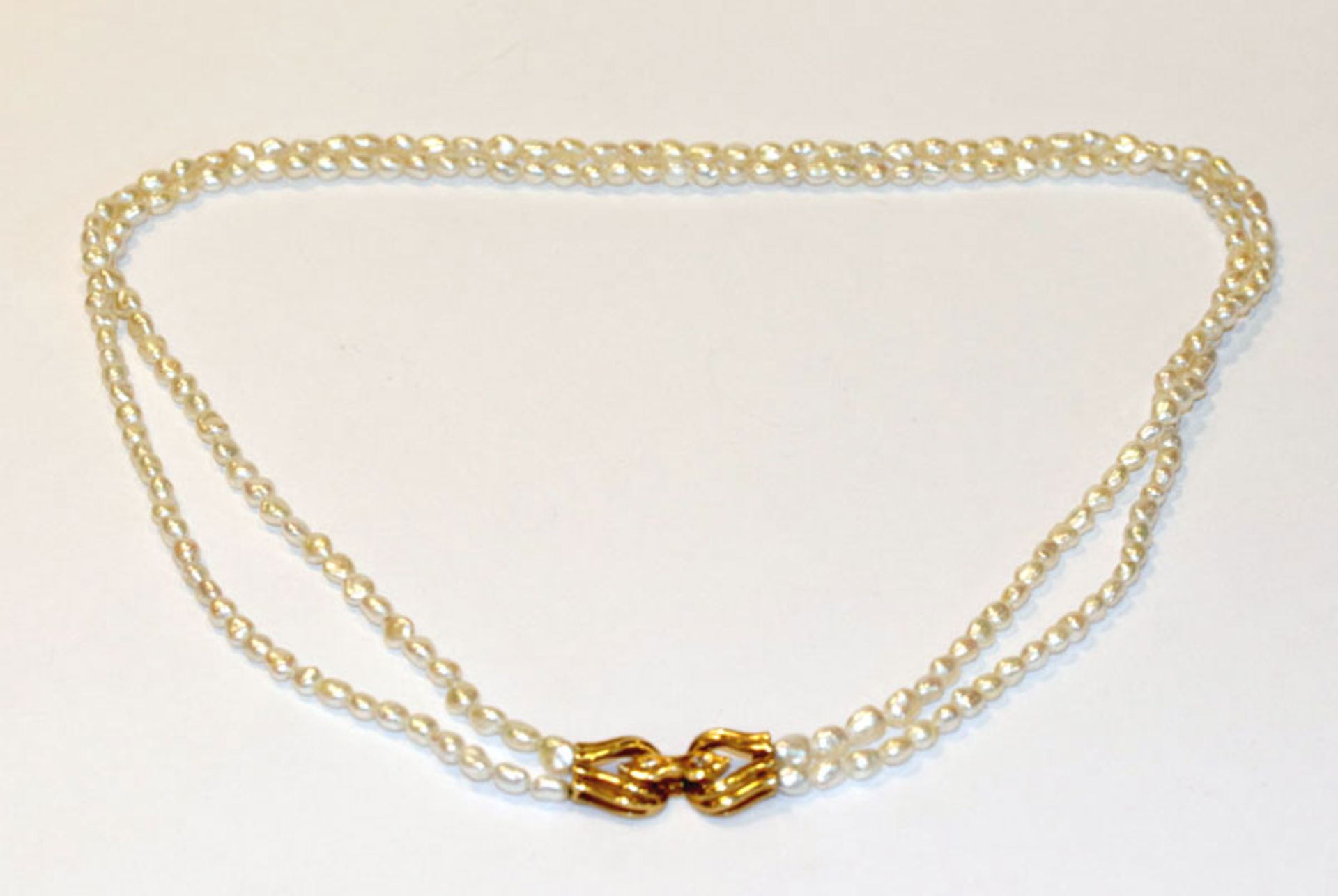 Süßwasser Perlenkette, 2-reihig mit 18 k Gelbgold-Schließe, besetzt mit 2 kleinen Diamanten, L 45