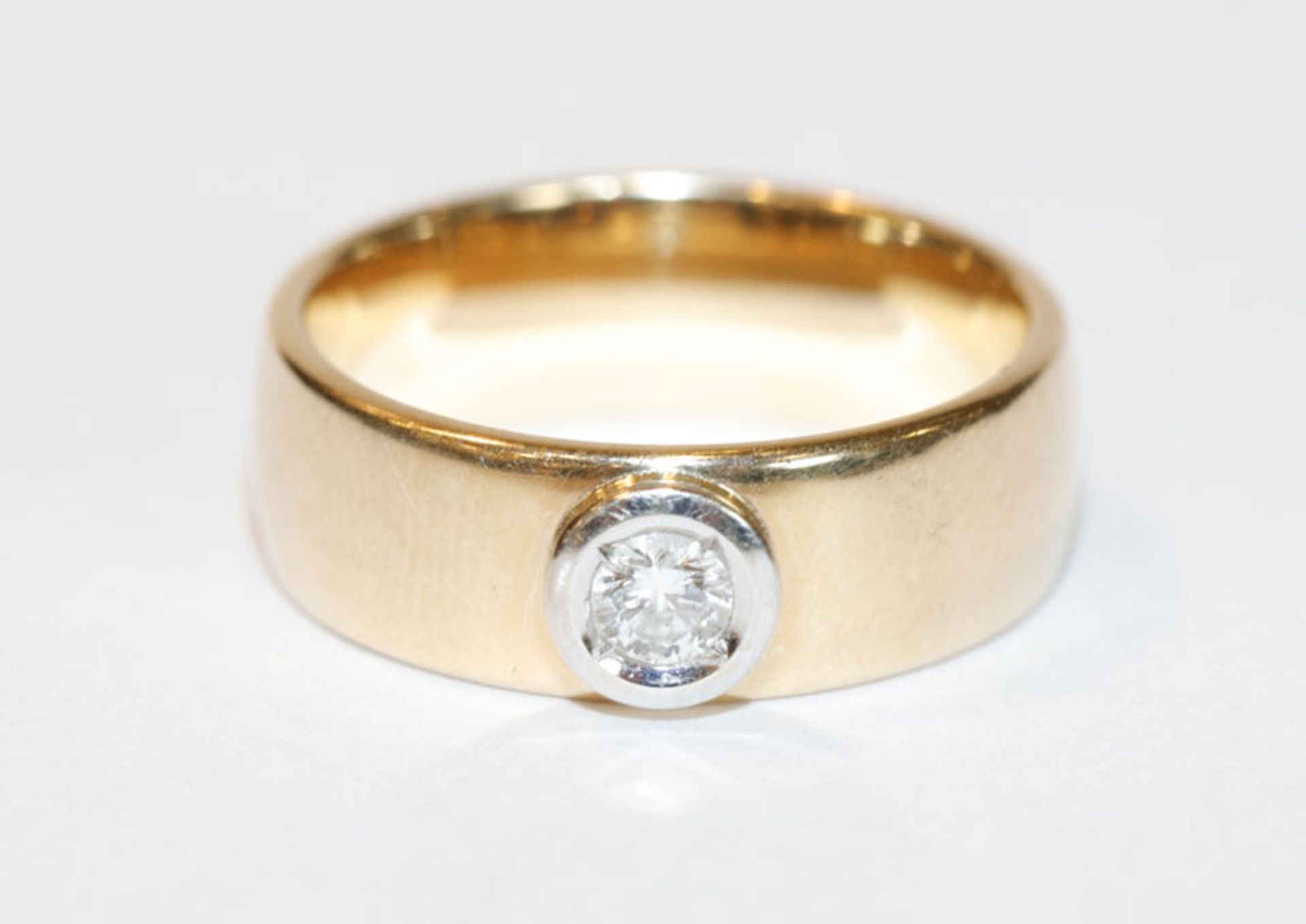 14 k Gelbgold Ring mit in Weißgold gefaßten Diamanten, 5,7 gr., Gr. 50