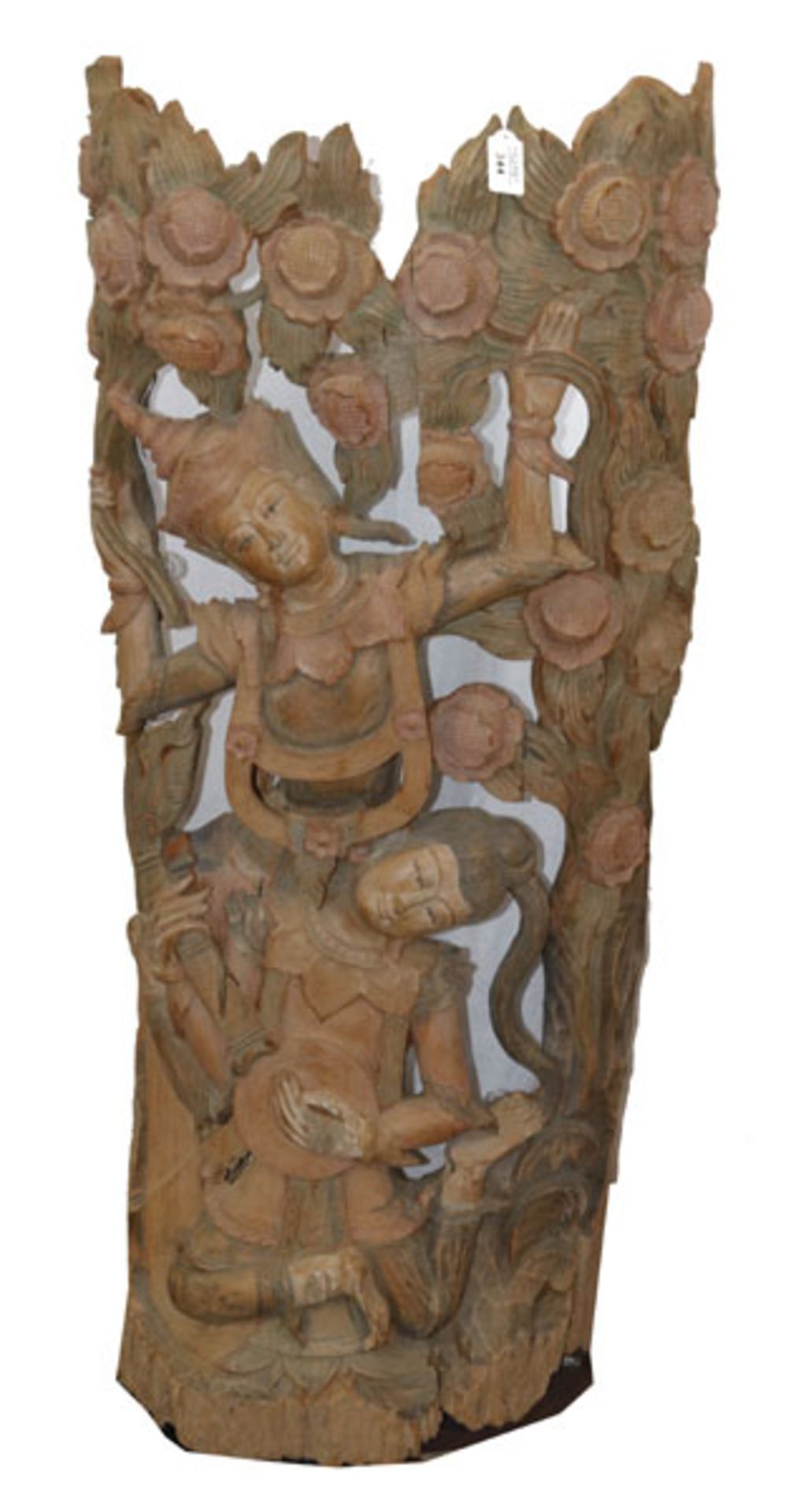 Asiatische Holzschnitzerei mit figürlichen- und floralen Darstellungen, farbig gefaßt, auf Metall