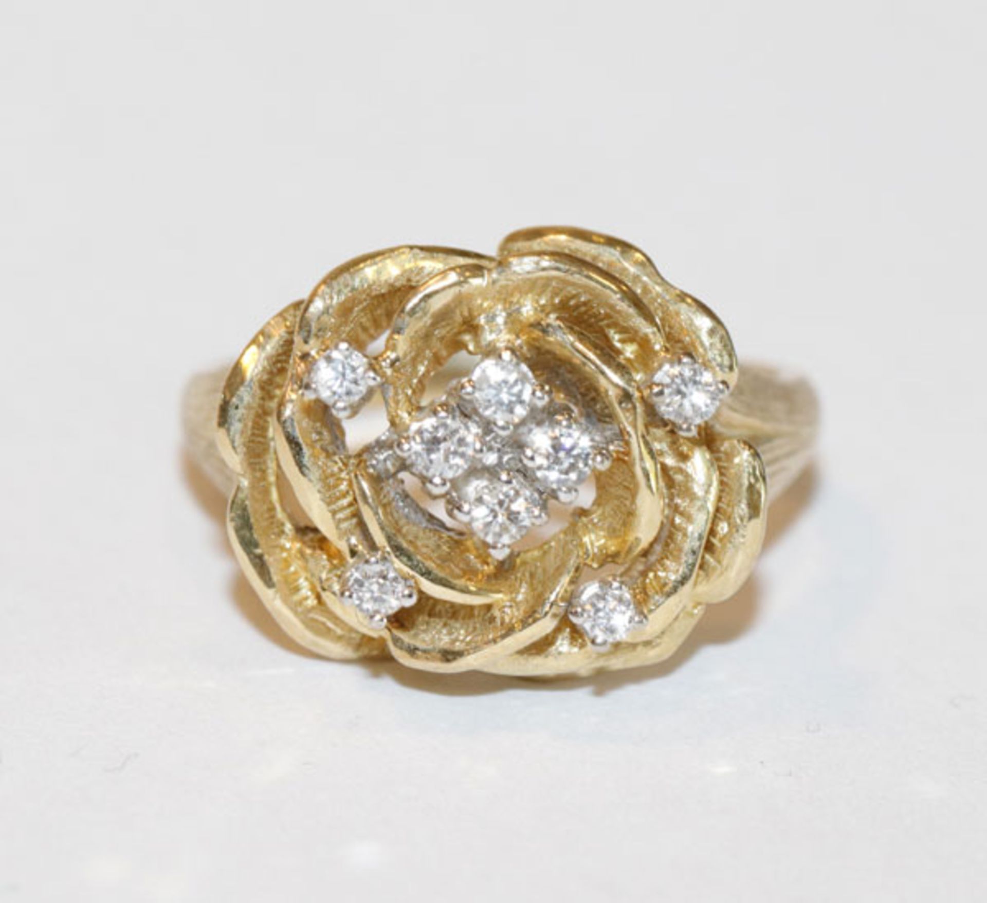 14 k Gelbgold Ring in Blumendekor mit 8 Diamanten in Weißgold gefaßt, 7,1 gr., Gr. 58