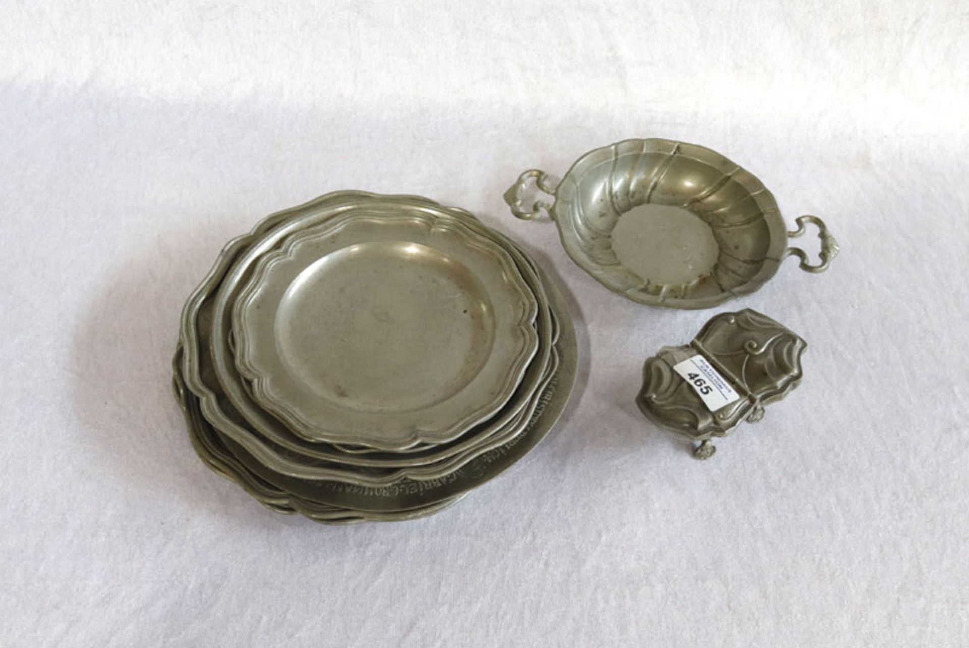 Zinn-Konvolut von 7 Teller, eine Schale und Salzgefäß, ein Teller datiert 1674 Gesellengeschenk,