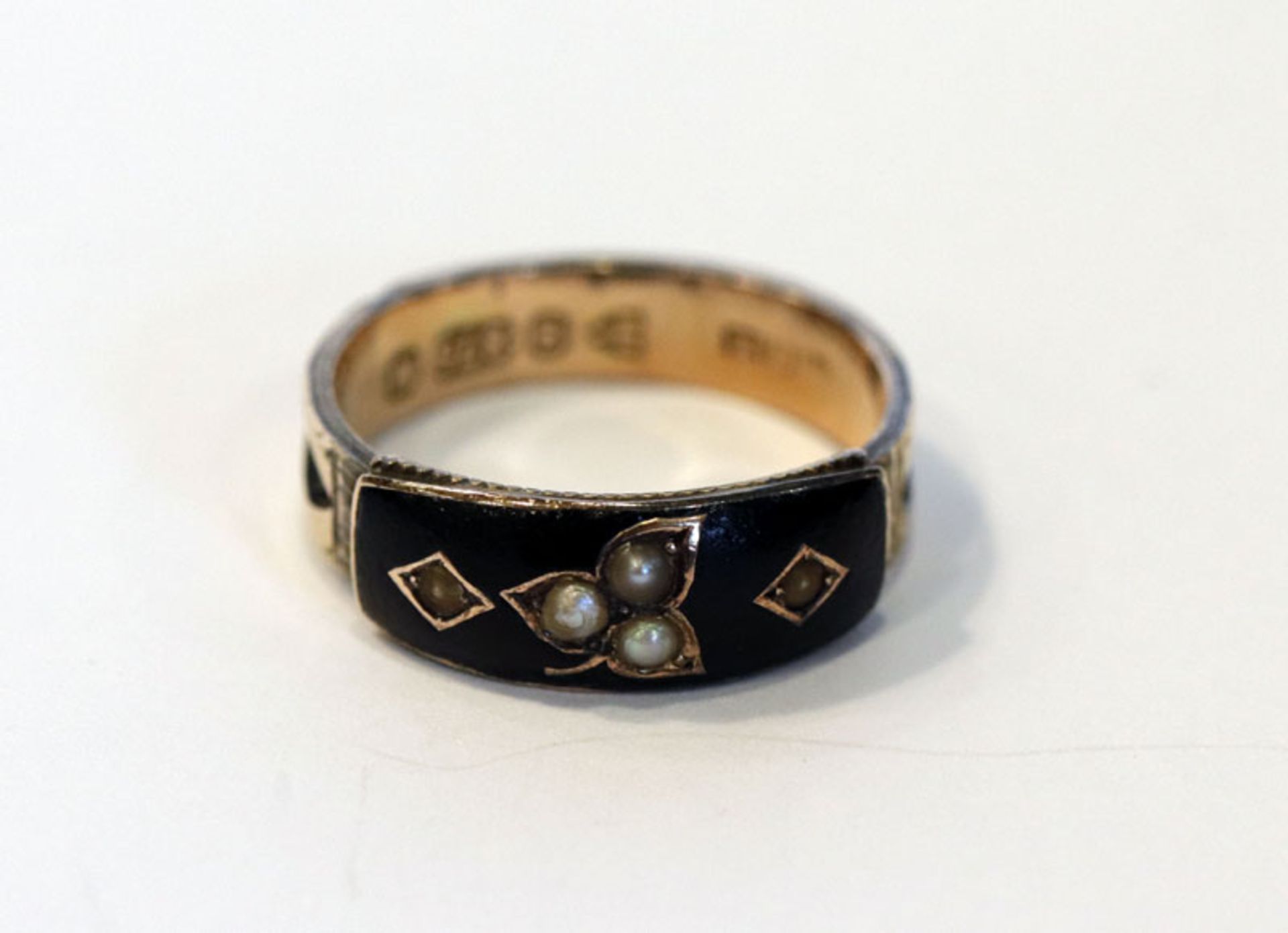 9 k Ring mit schwarzem Emaildekor und Perlchen, gemarkt, Chester, England 1895, Gr. 52, Trage- und