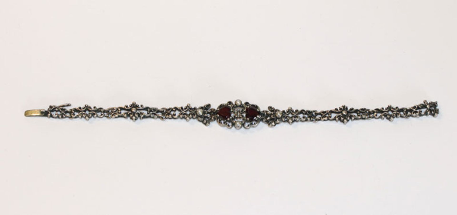 Trachten-Armband, 835 Silber mit 2 Granaten und 4 kleine Perlen, L 18 cm