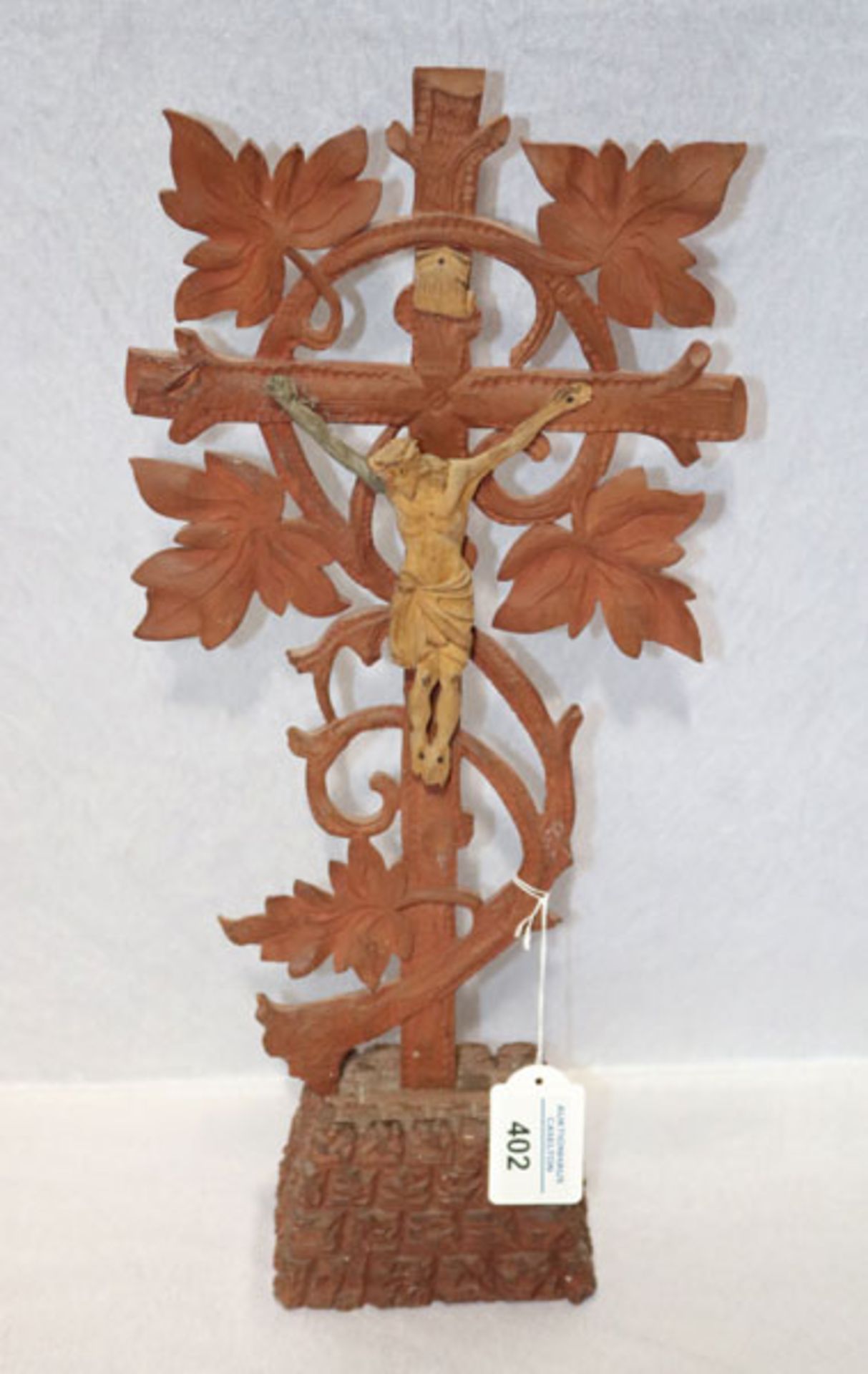 Standkreuz mit Korpus Christi und Rankendekor, um 1900, H 43 cm, B 20 cm, Altersspuren,