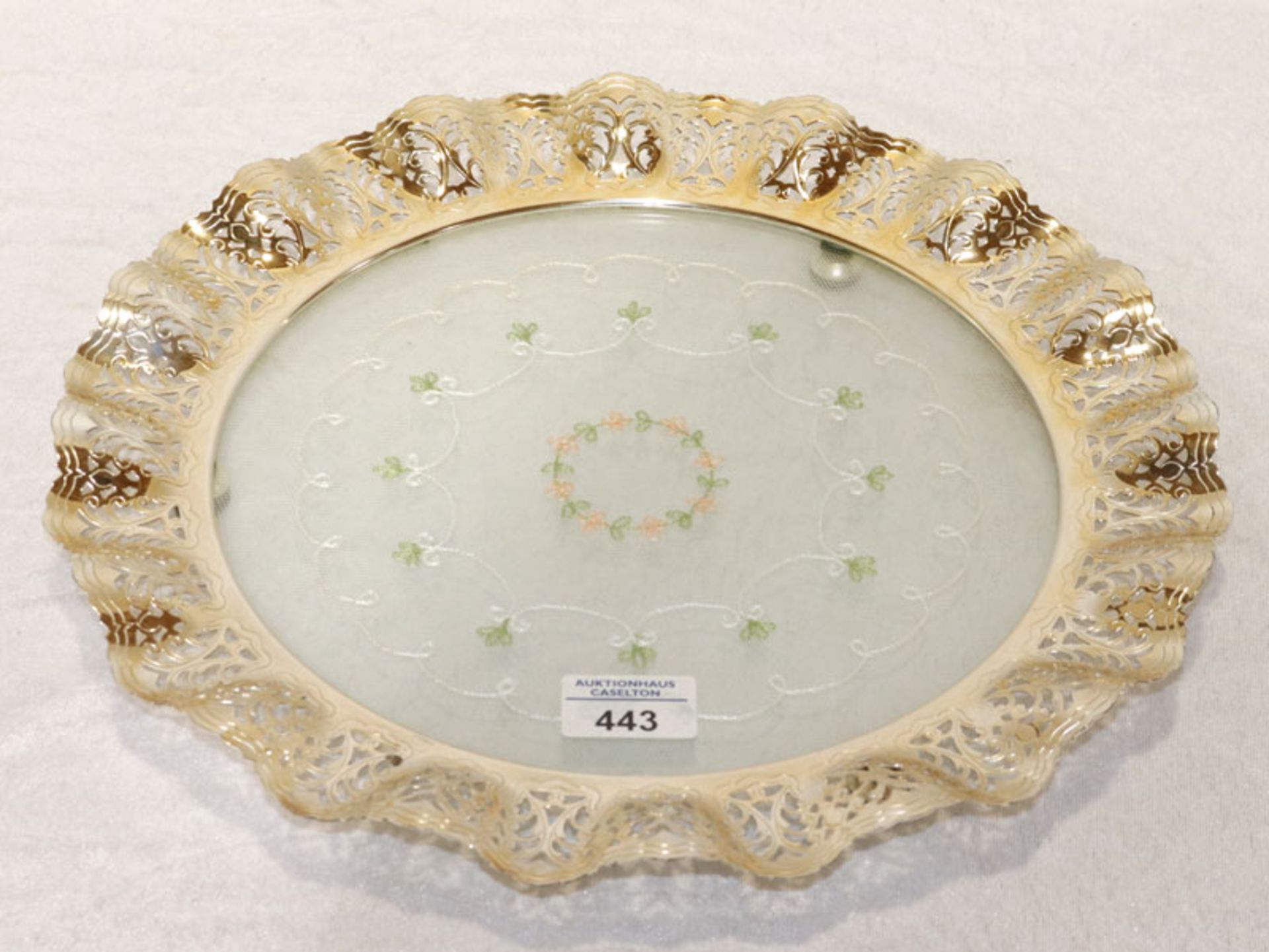 Tortenplatte, Glas mit Spitzendeckchen und Metallrand mit Durchbruchdekor, H 4 cm, D 35 cm, gut