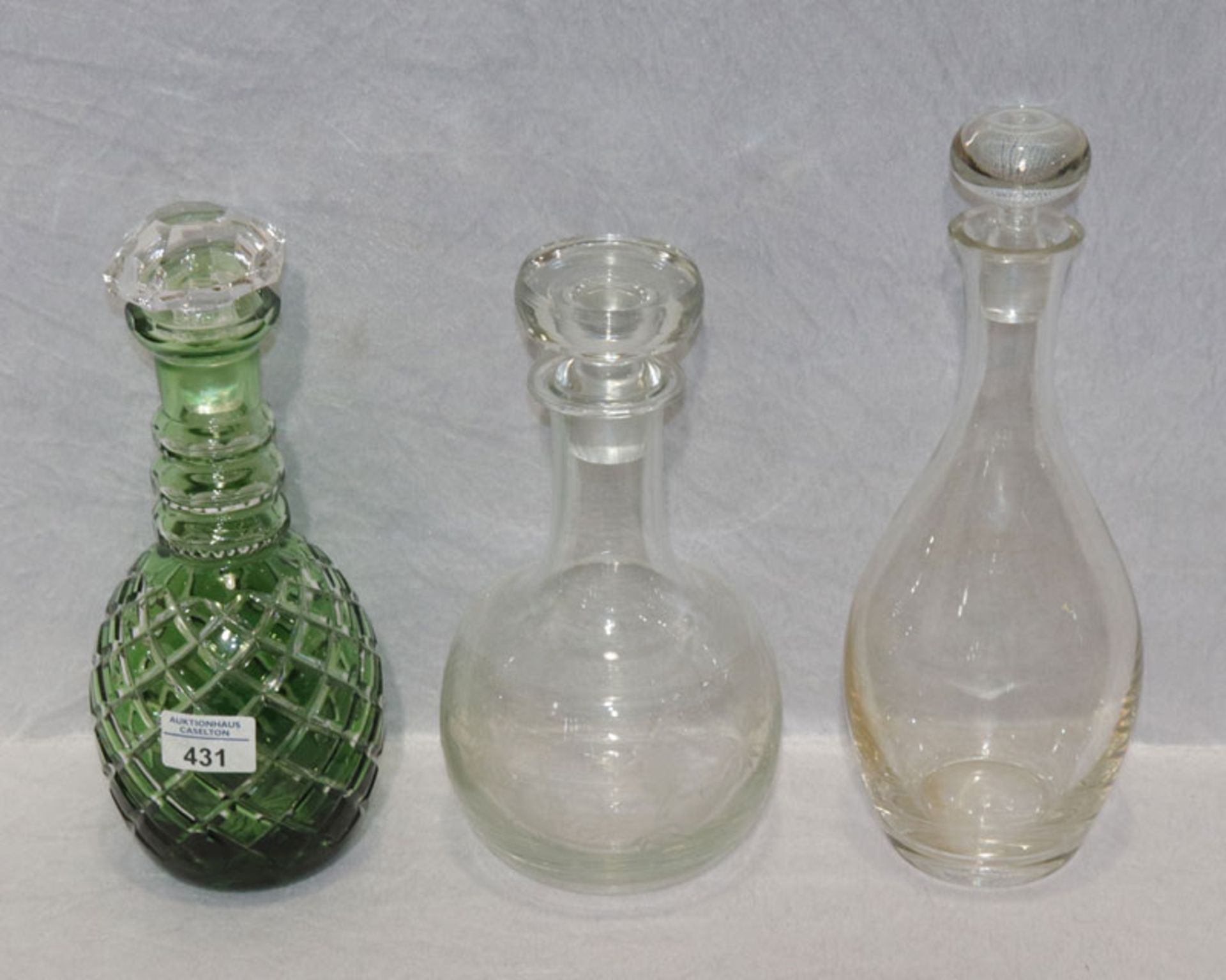 Konvolut von 3 Glas-Karaffen, grün mit Schliffdekor, (Stöpsel nicht passend), klar mit graviertem