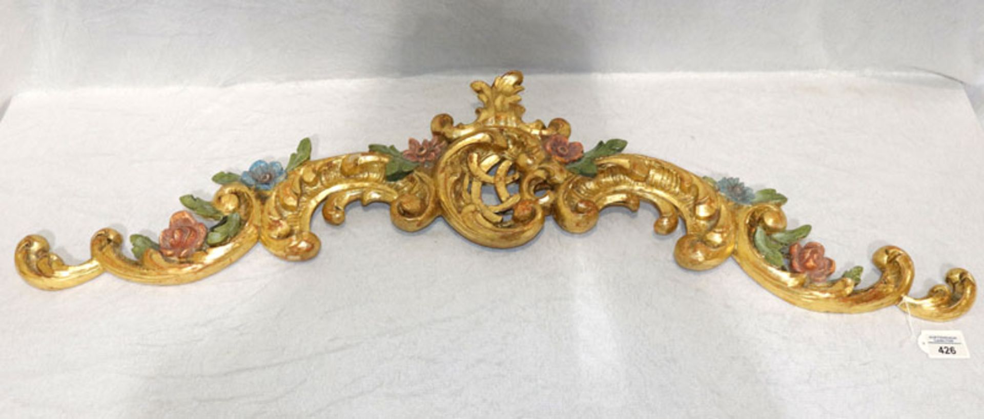 Supraporta, aus Holz geschnitzt mit Floraldekor, bunt/gold gefaßt, Farbablösungen, H 30 cm, B 100 c