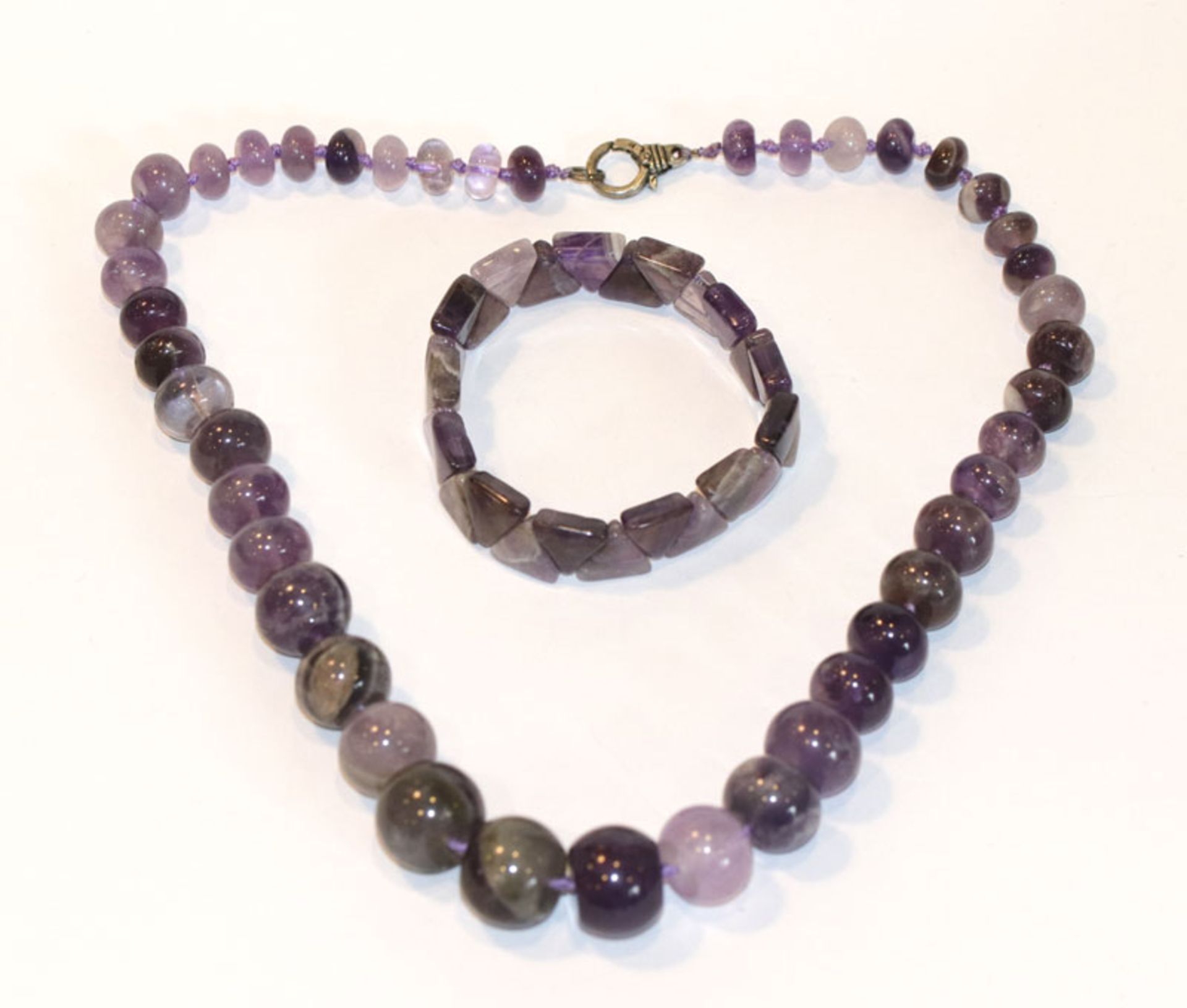 Amethyst Kugelkette in Verlaufform, L 50 cm, und Amethyst Armband mit Gummizug, D 6 cm