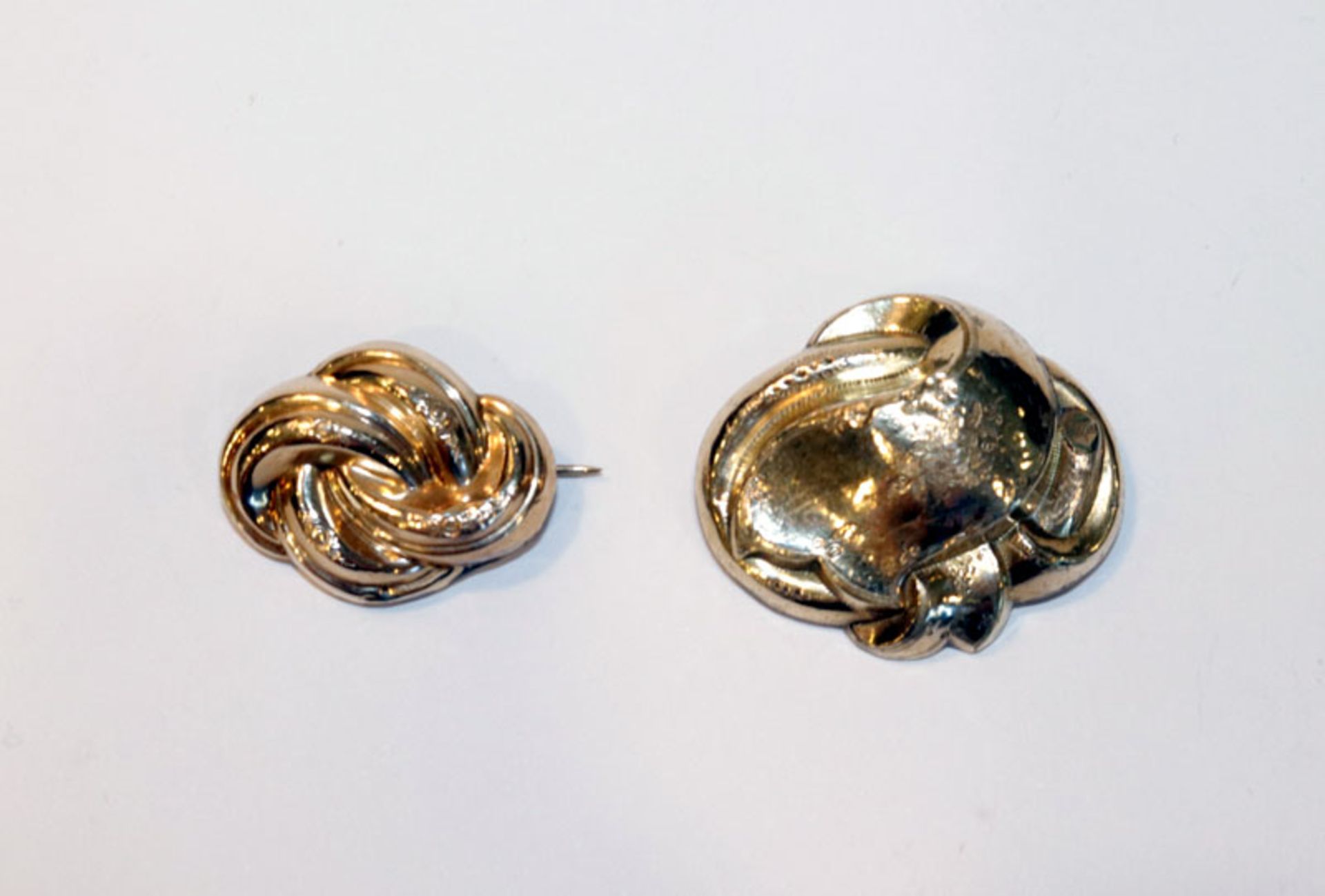 2 Schaumgold Broschen, 19. Jahrhundert, B 3/4 cm, teils verbeult, Tragespuren