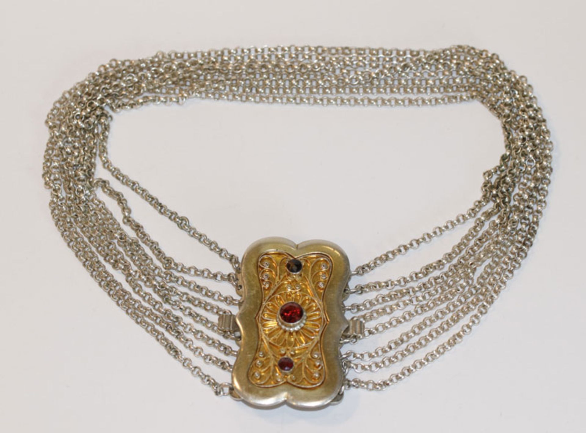 Silber Kropfkette, 8-reihig mit teils vergoldeter, filigraner Schließe und 3 Granaten, L 36 cm