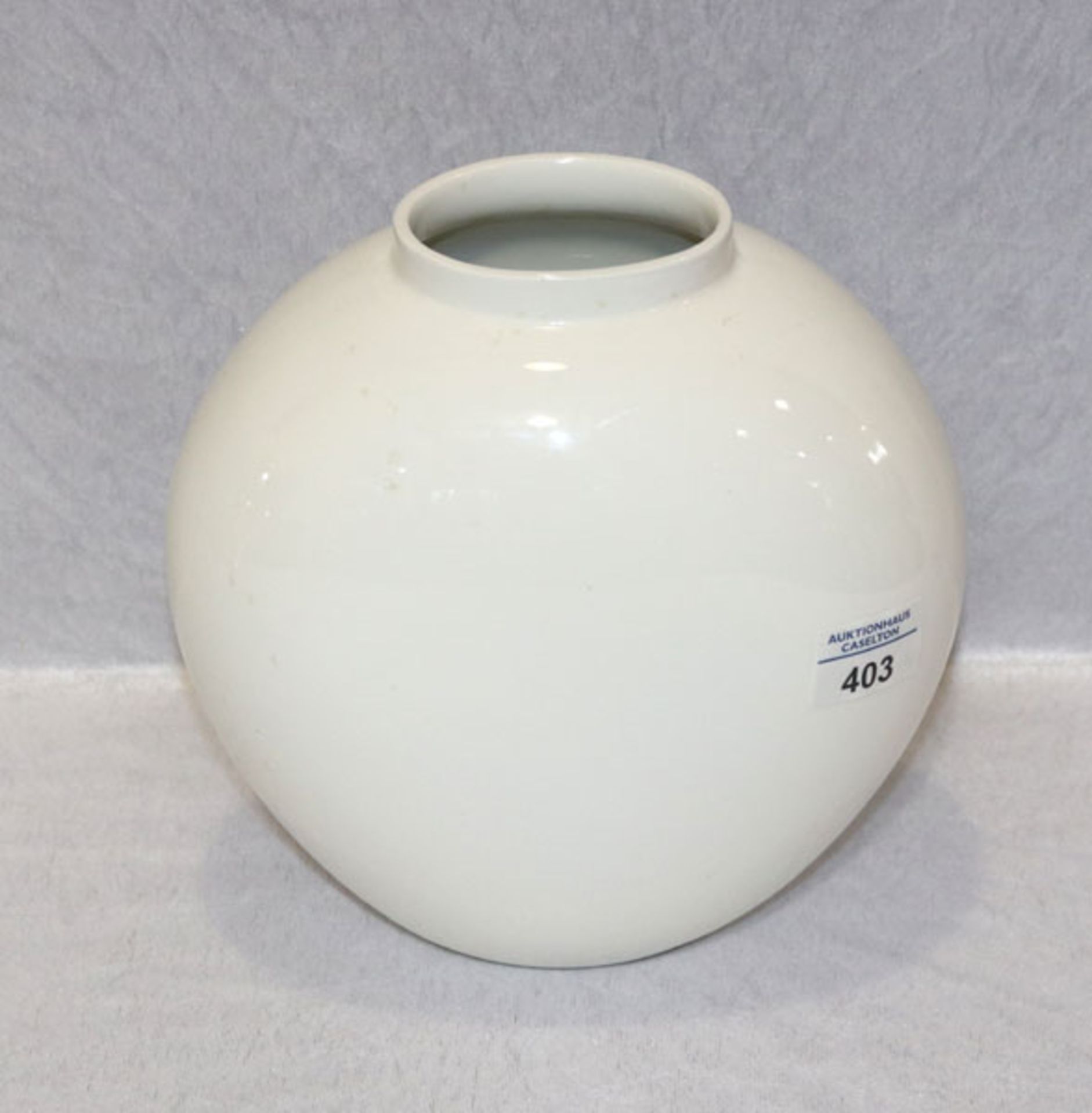 KPM Blumenvase, weiß glasiert, Glasurfehler, H 22 cm, B 23 cm, T 15 cm, Gebrauchsspuren