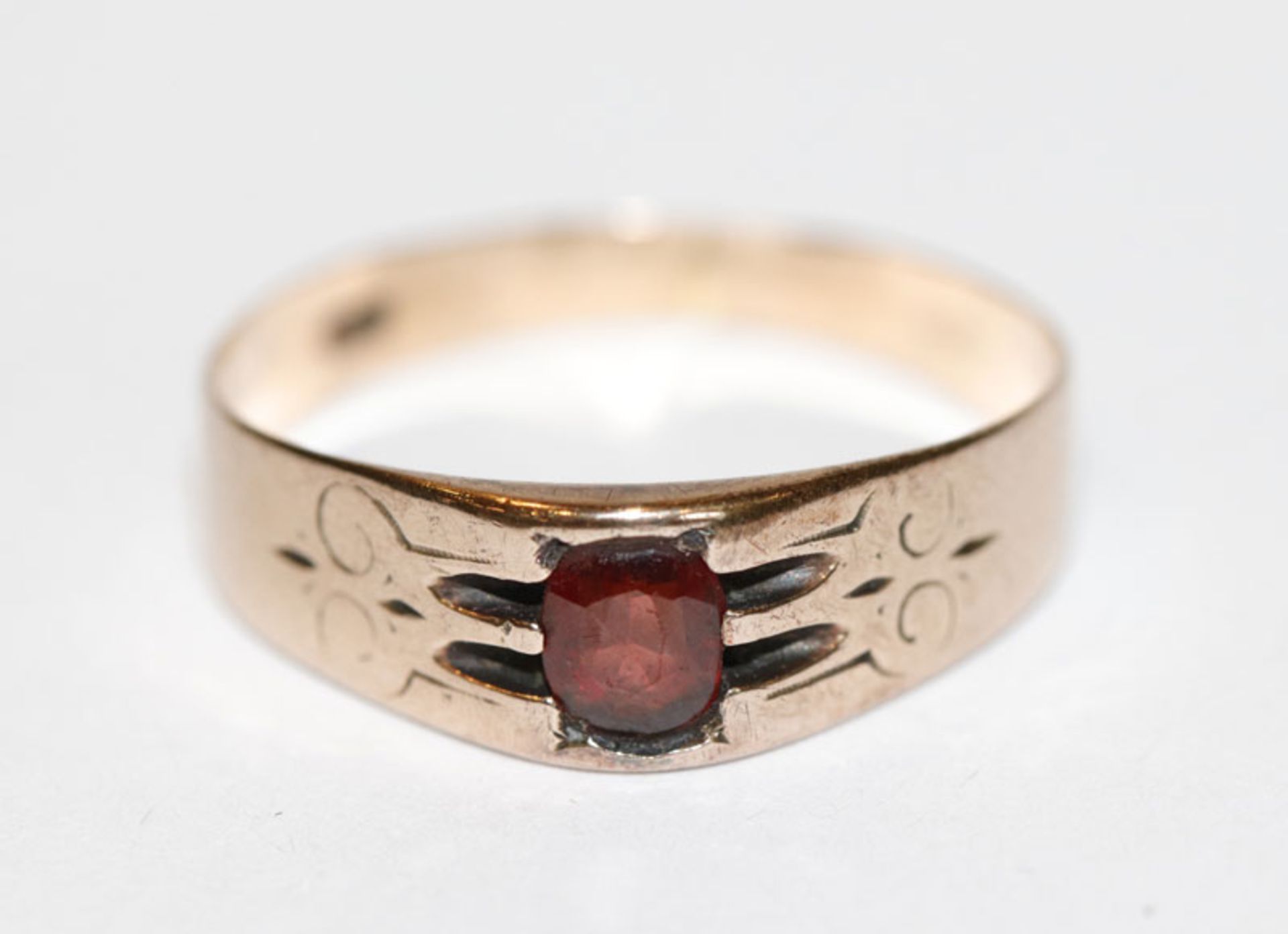 8 k Ring mit Granat um 1900, Gr. 57, Tragespuren