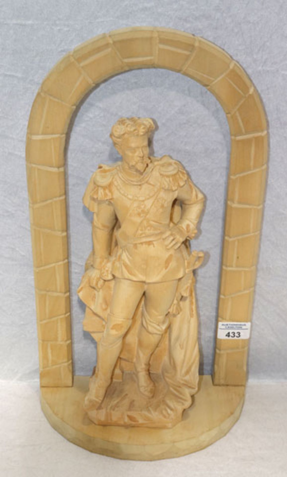 Holz Figurenskulptur 'König Ludwig II. in Türbogen', rückseitig monogrammiert PF, ungefaßt, H 48 cm,