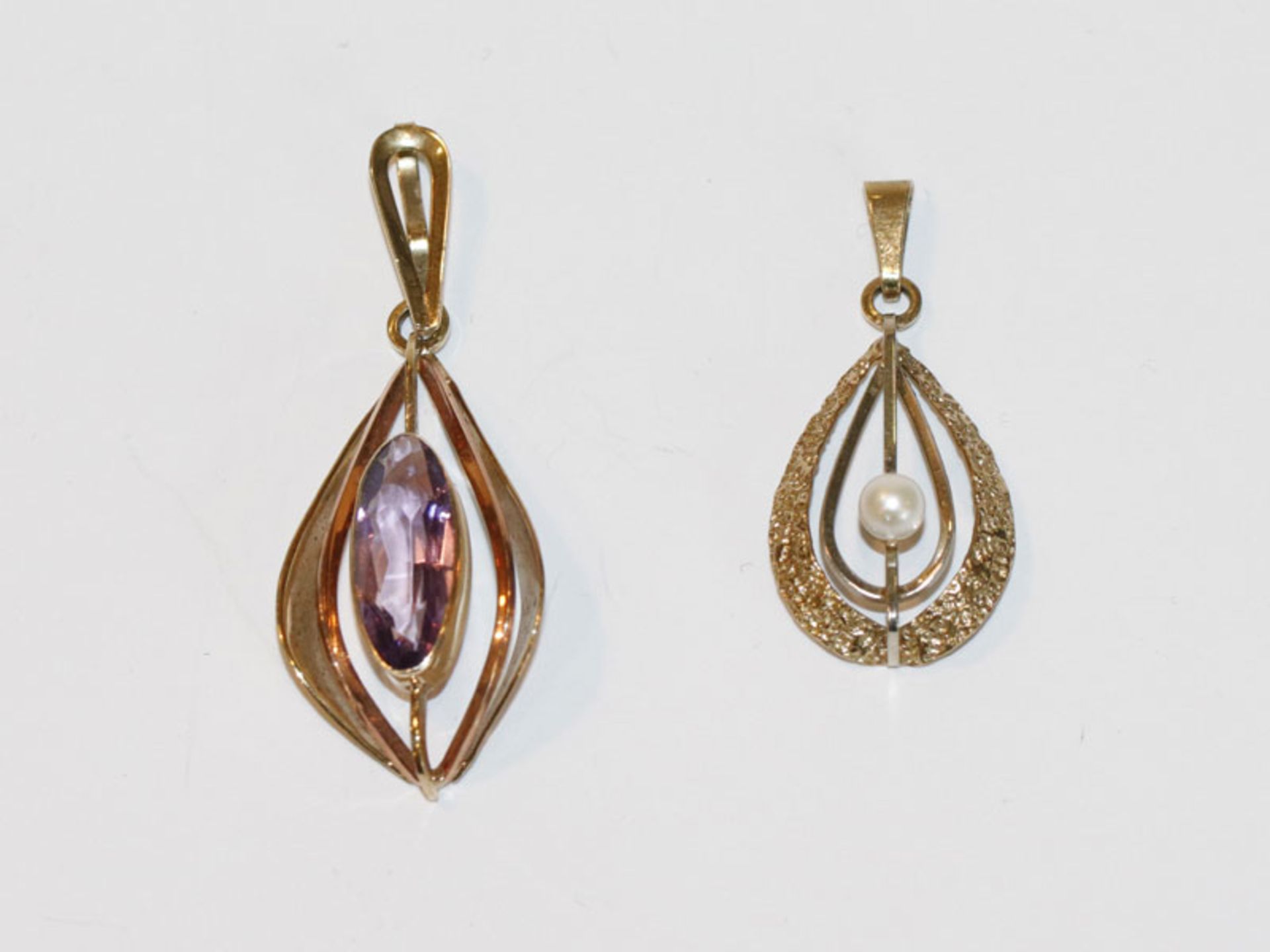 2 x 8 k Gelbgold Anhänger, einer mit Perle, L 3,5 cm, und einer mit Amethyst, L 5 cm, 5,5 cm