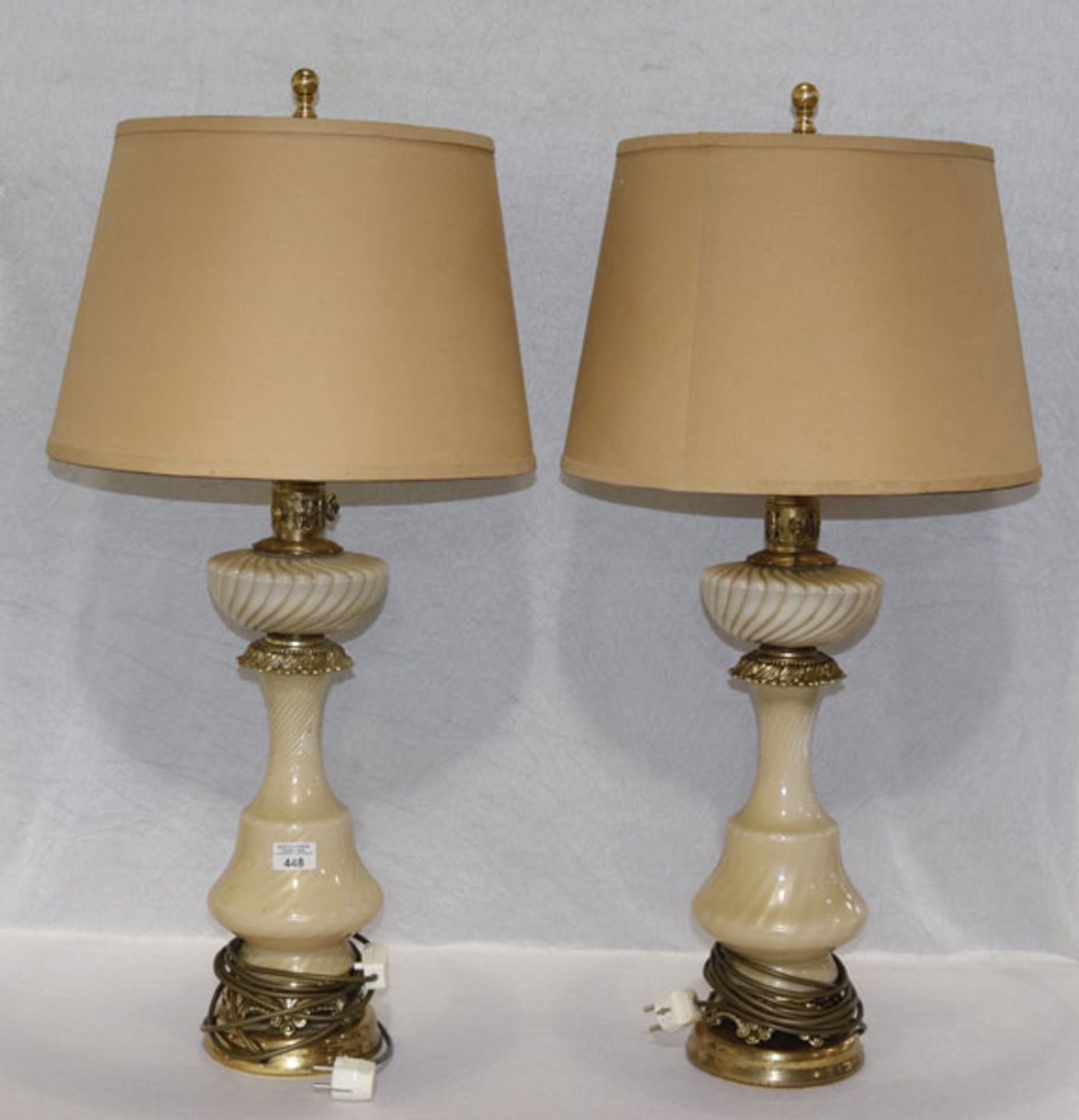 Paar Tischlampen, Glas/Metall Lampenfuß mit beigen Schirm, H 85 cm, Gebrauchsspuren