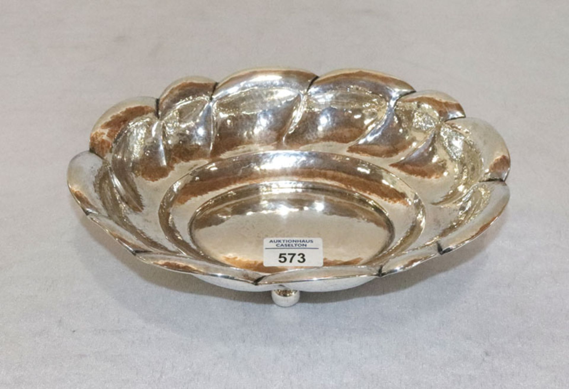 Silberschale in oval, geschwungener Form auf 4 Kugelfüßchen, 800 Silber, 441 gr., H 8 cm, L 28 cm, B