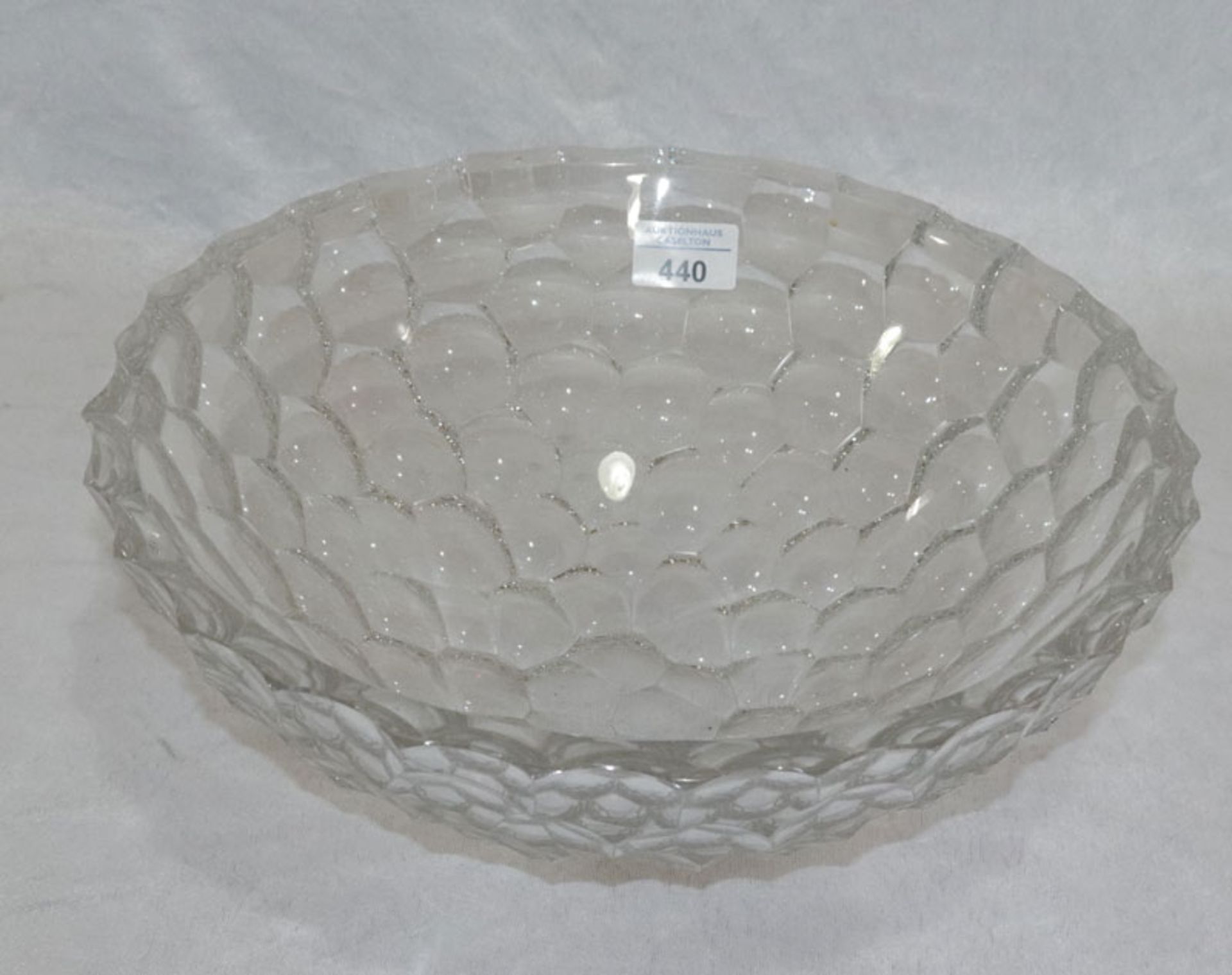 Schwere Glasschale in Wabendekor, H 12,5 cm, D 36 cm, gut erhalten