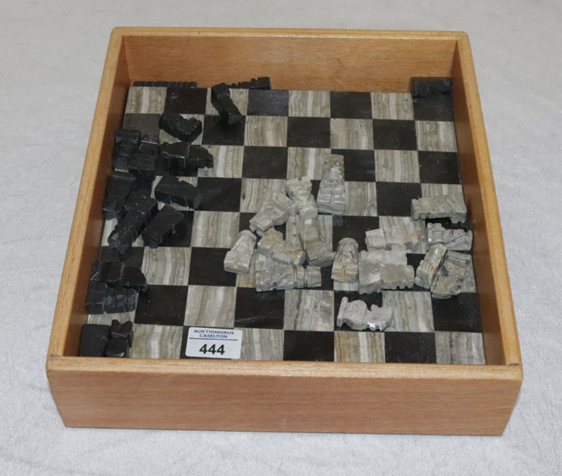 Stein Schachspiel, Brett mit Figuren, wohl mexikanisch, in Holzkasten, H 8 cm, B 30 cm, T 34 cm