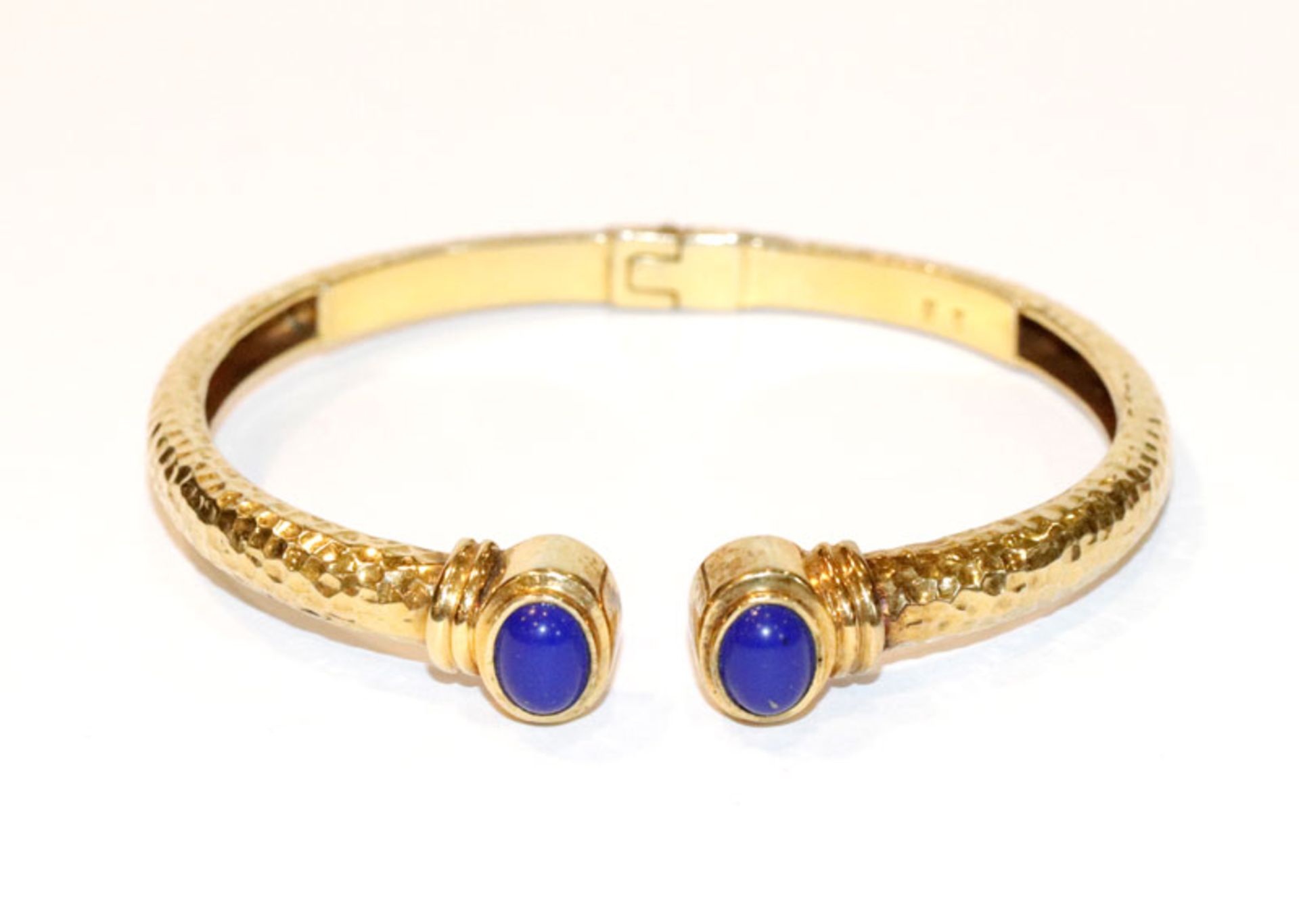 14 k Gelbgold Armreif mit Klappscharnier, gehämmertes Dekor mit 2 Lapislazuli-Cabochons, D 6 cm