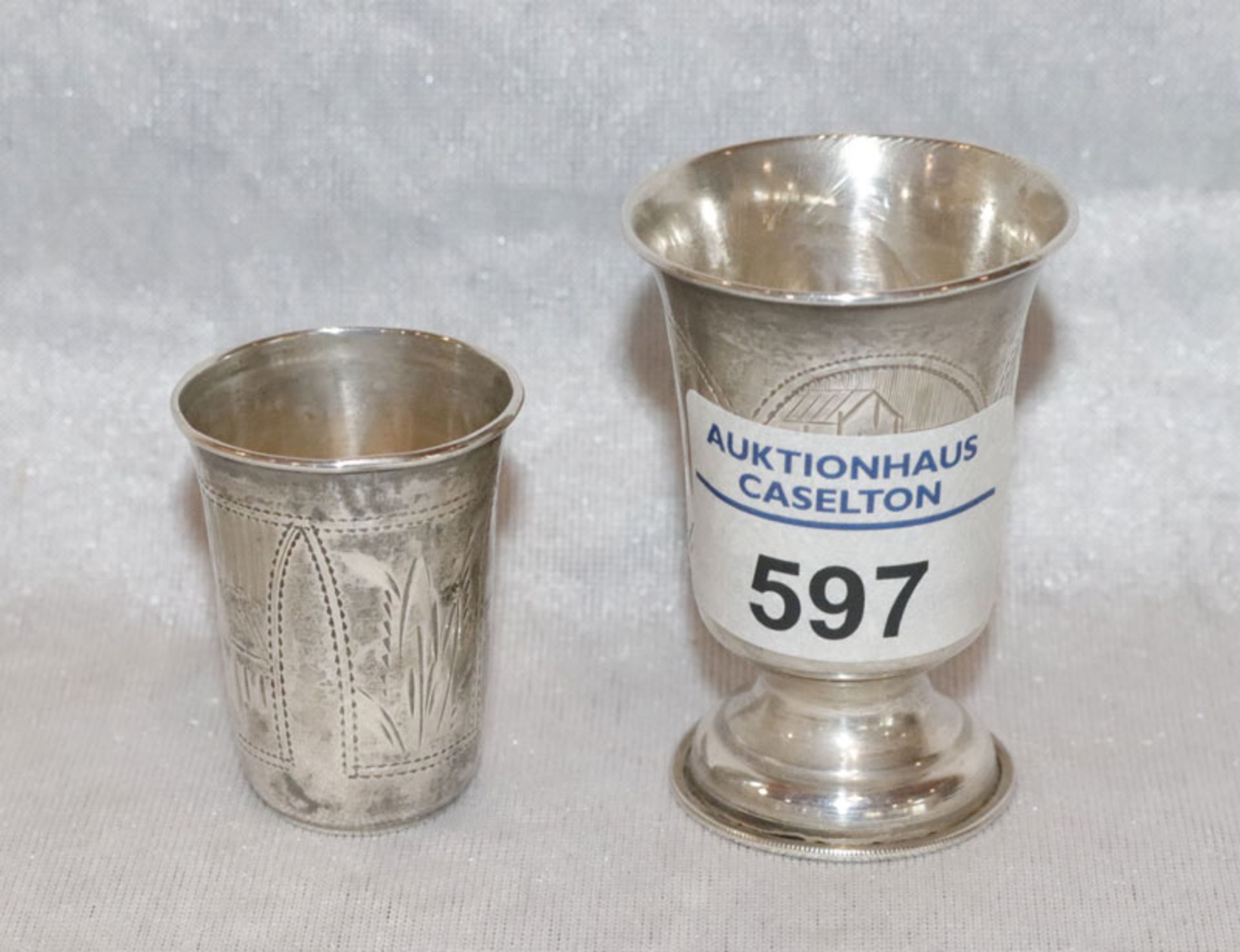 2 russische Silberbecher mit feinem Dekor, 84 Zolotniki, 37 gr., H 4,5/6 cm, Gebrauchsspuren