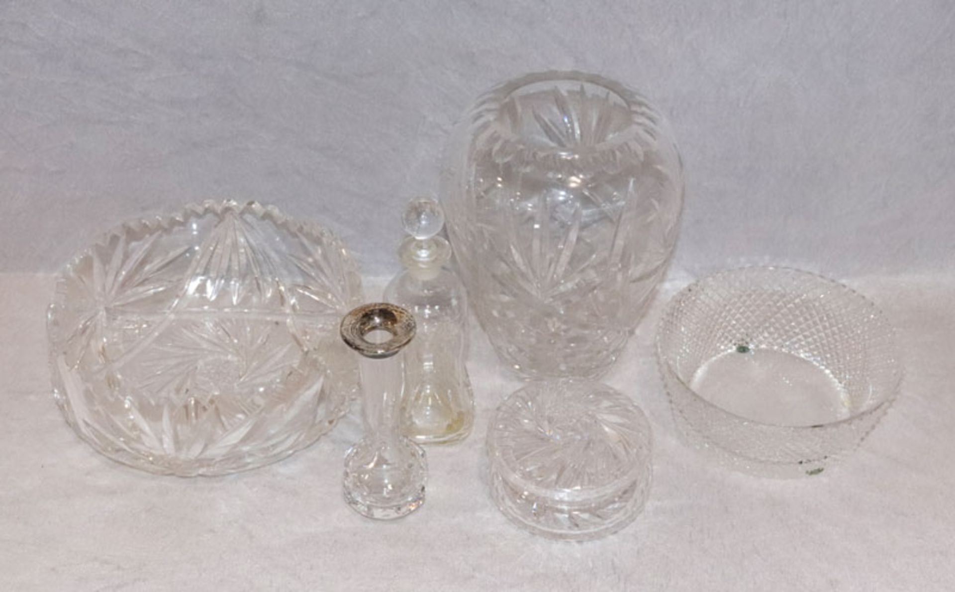 Glas-Konvolut: Vase, H 20 cm, D 15 cm, 2 Schalen, D 16/20 cm, Dose, H 6,5 cm, D 10 cm, Nabelflasche,