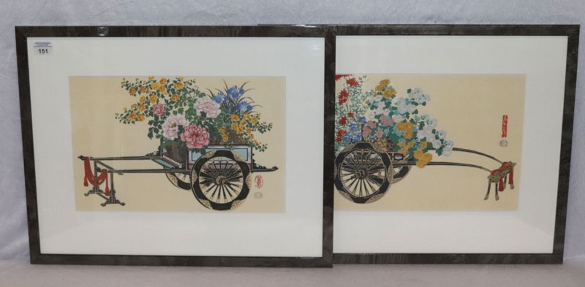 2 Gemälde 'Asiatische Blumenkarren', mit Schriftzeichen Signaturen, mit Passepartout unter Glas