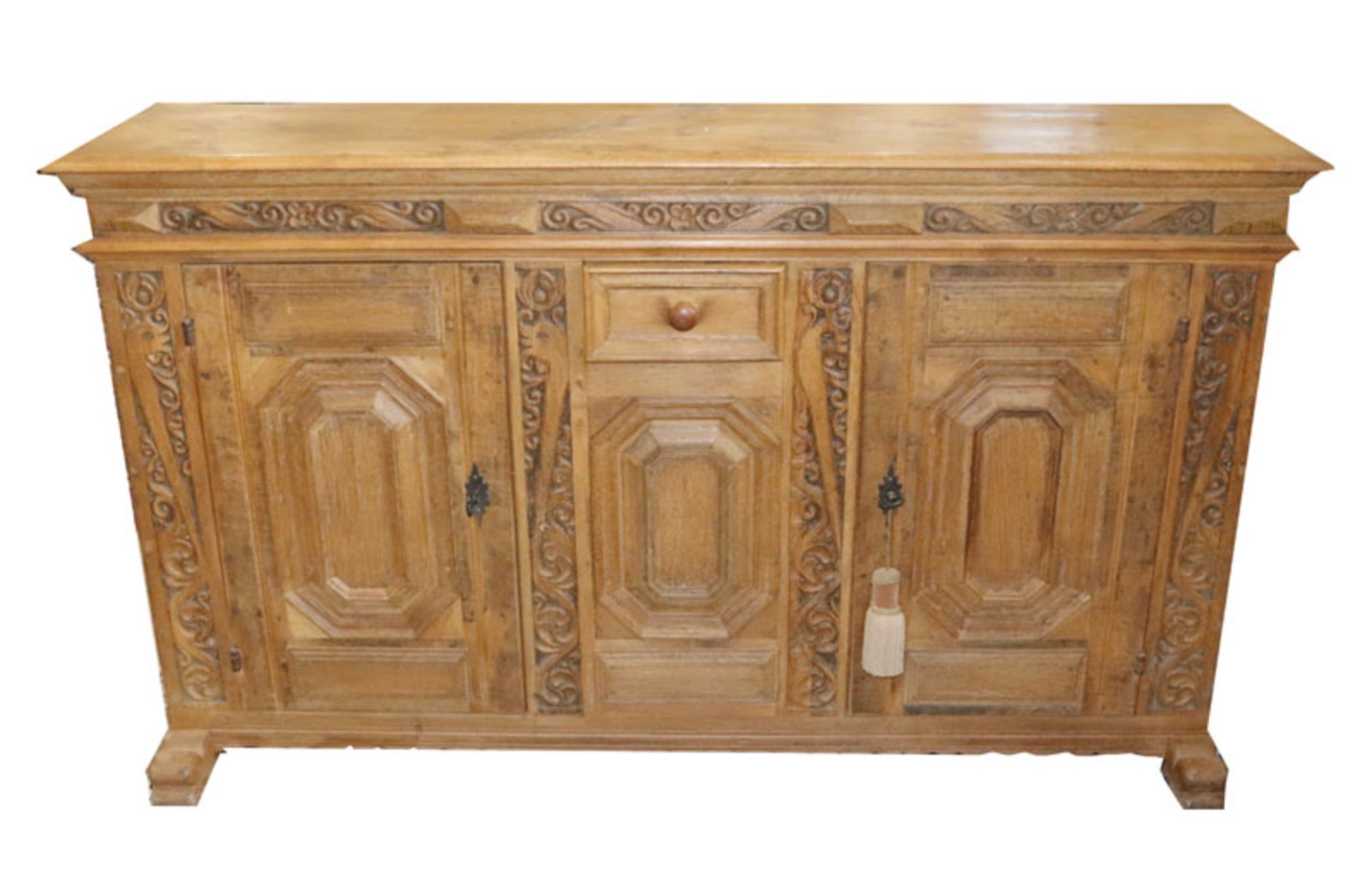 Sideboard, Eiche, Korpus mit 2 Türen und einer Schublade, teils beschnitzt, Kassettendekor, wohl 19.