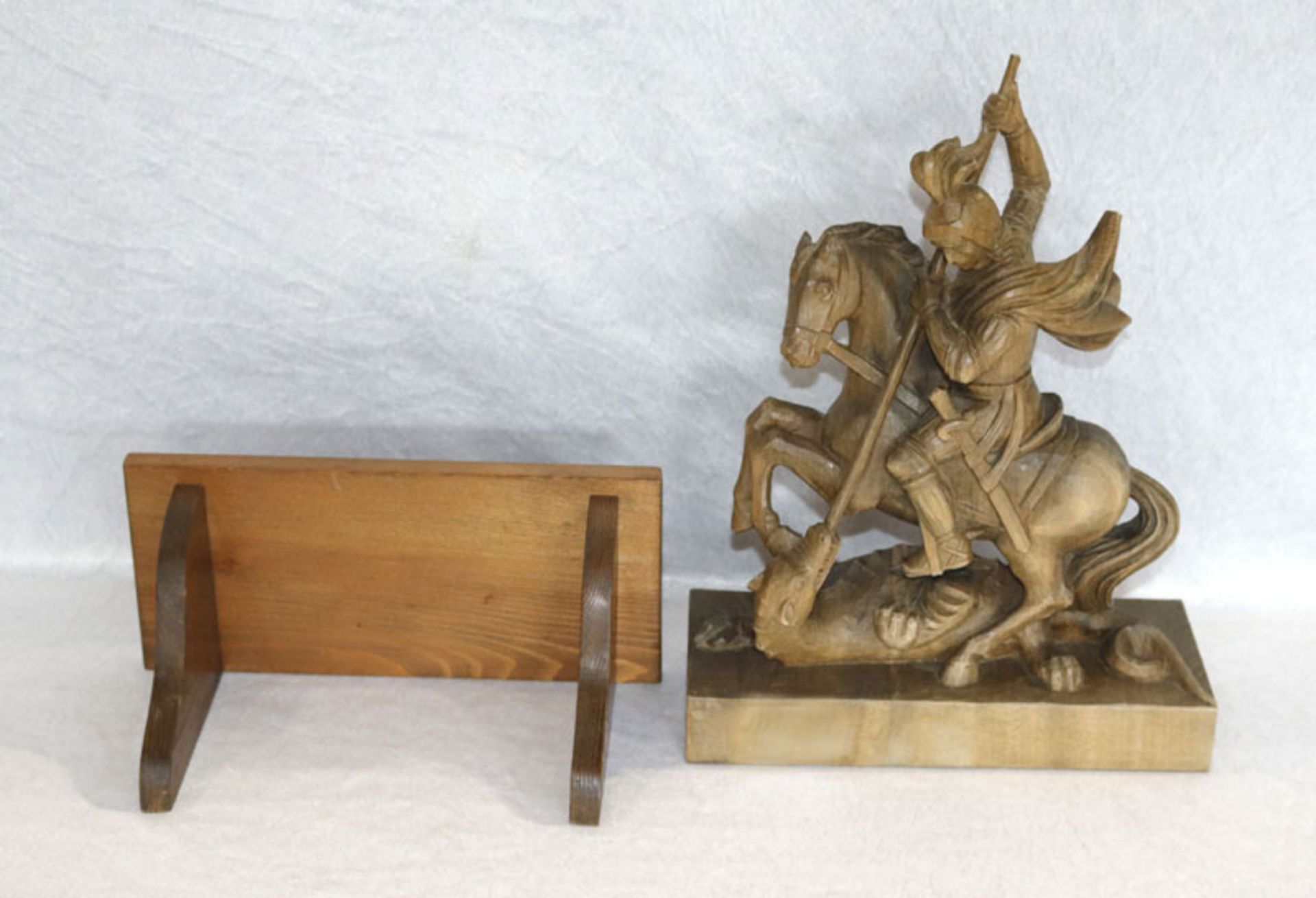 Figuren Skulptur 'Heiliger Georg mit Drachen', schön geschnitzt und dunkel gebeizt, H 33,5 cm, B