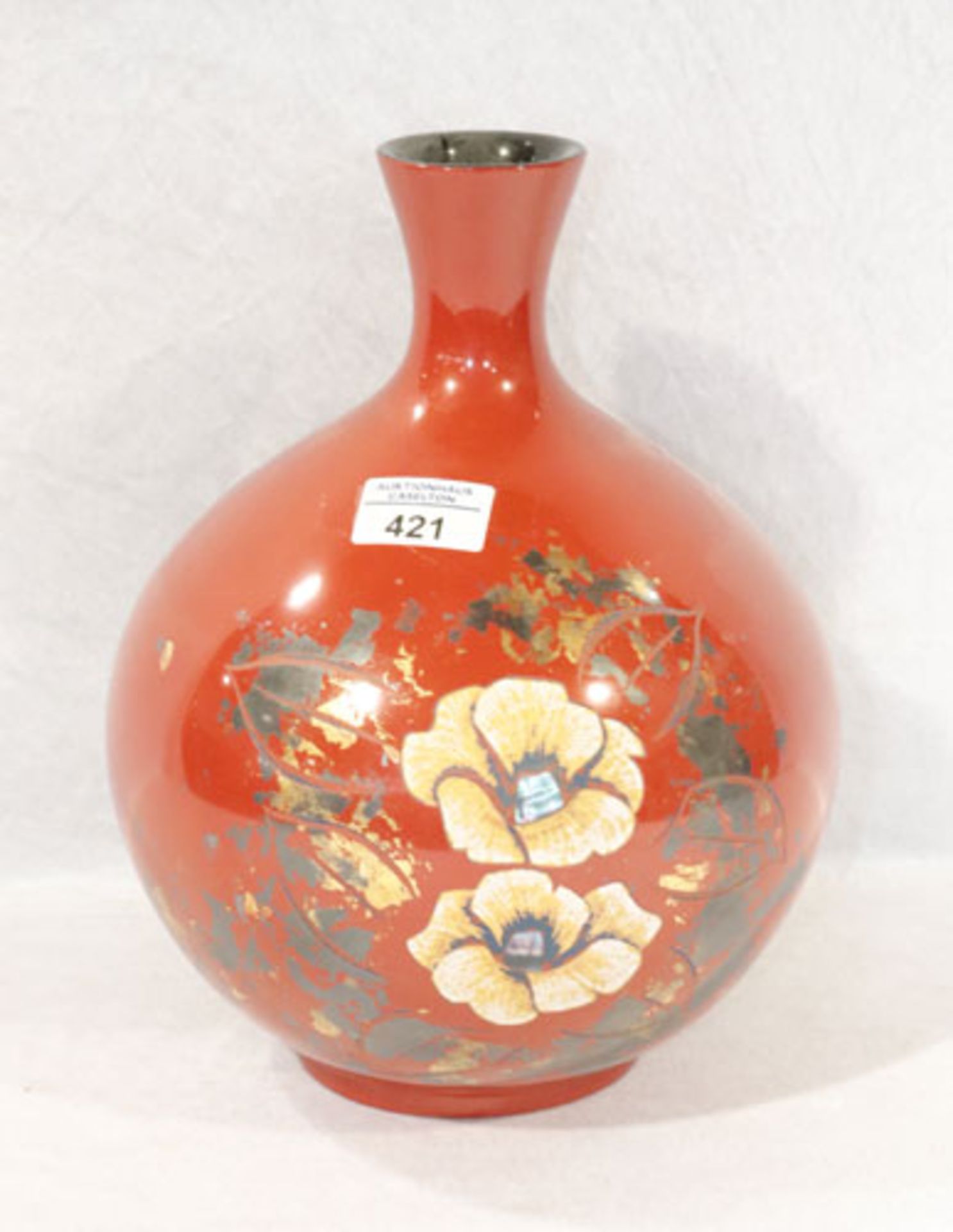 Chinesische Lackvase in bauchiger Form mit Blumendekor und Perlmutteinlagen, H 29 cm, D 23 cm,