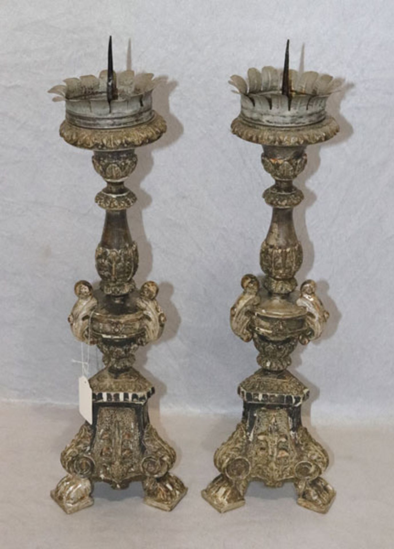 Paar Holz Kerzenleuchter, 19. Jahrhundert, schwarz/silber gefaßt, Fassung beschädigt, H 46 cm, D