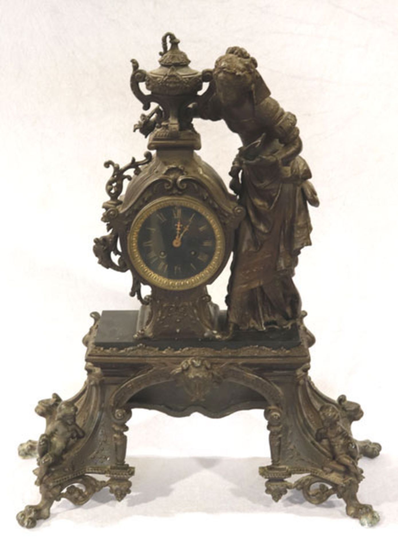Metall Kaminuhr um 1870/80 mit figürlicher Darstellung einer Frau mit Taube und Pokal, 2