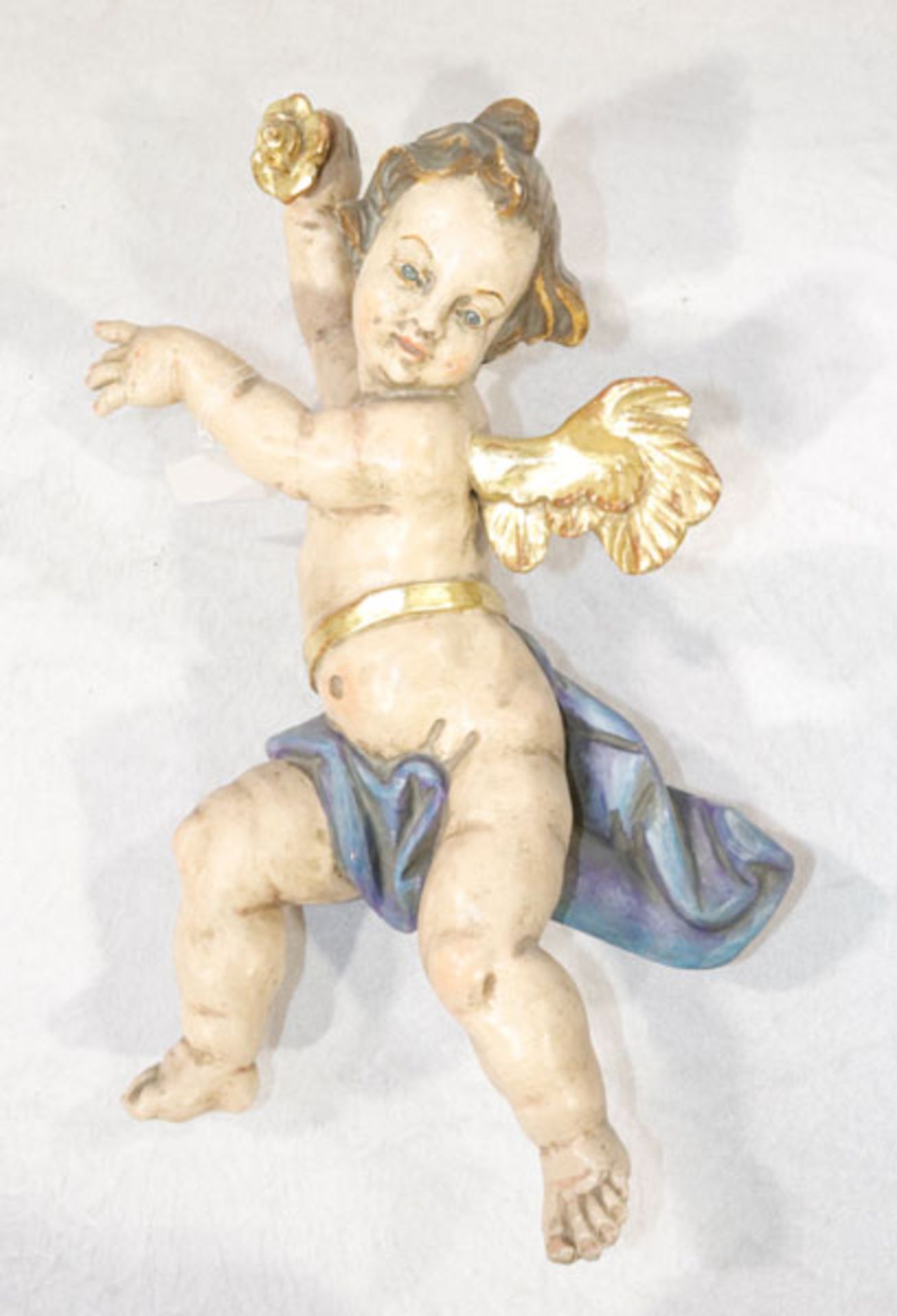 Holz Figurenskulptur 'Engel mit Rose', farbig gefaßt, beschädigt und geklebt, H 35 cm, B 25 cm, T 11