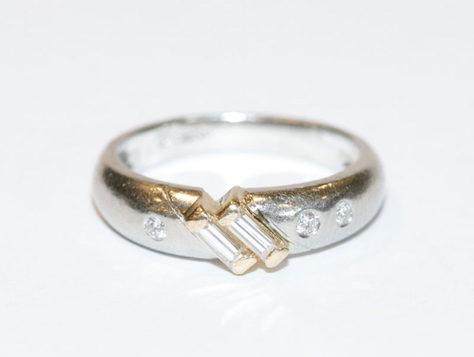 Platin Ring mit 5 Diamanten, Brillant- und Baguettschliff, 6,6 gr., Gr. 55