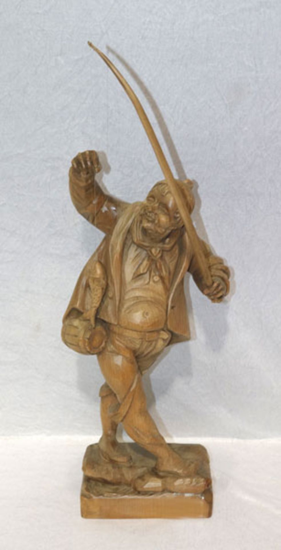 Holz Figurenskulptur 'Fischer mit Angel und Fisch', monogrammiert PF, H 66 cm, B 19 cm, T 12 cm,
