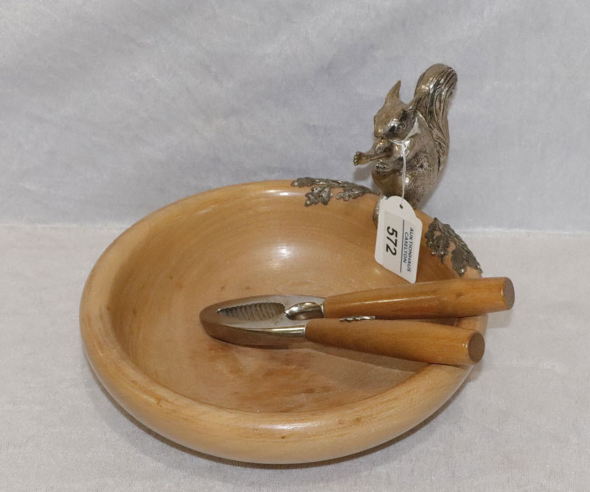 Nußschale aus Holz mit plastischem Eichhörnchen aus 800 Silber, H 13,5 cm, D 25 cm, und passender