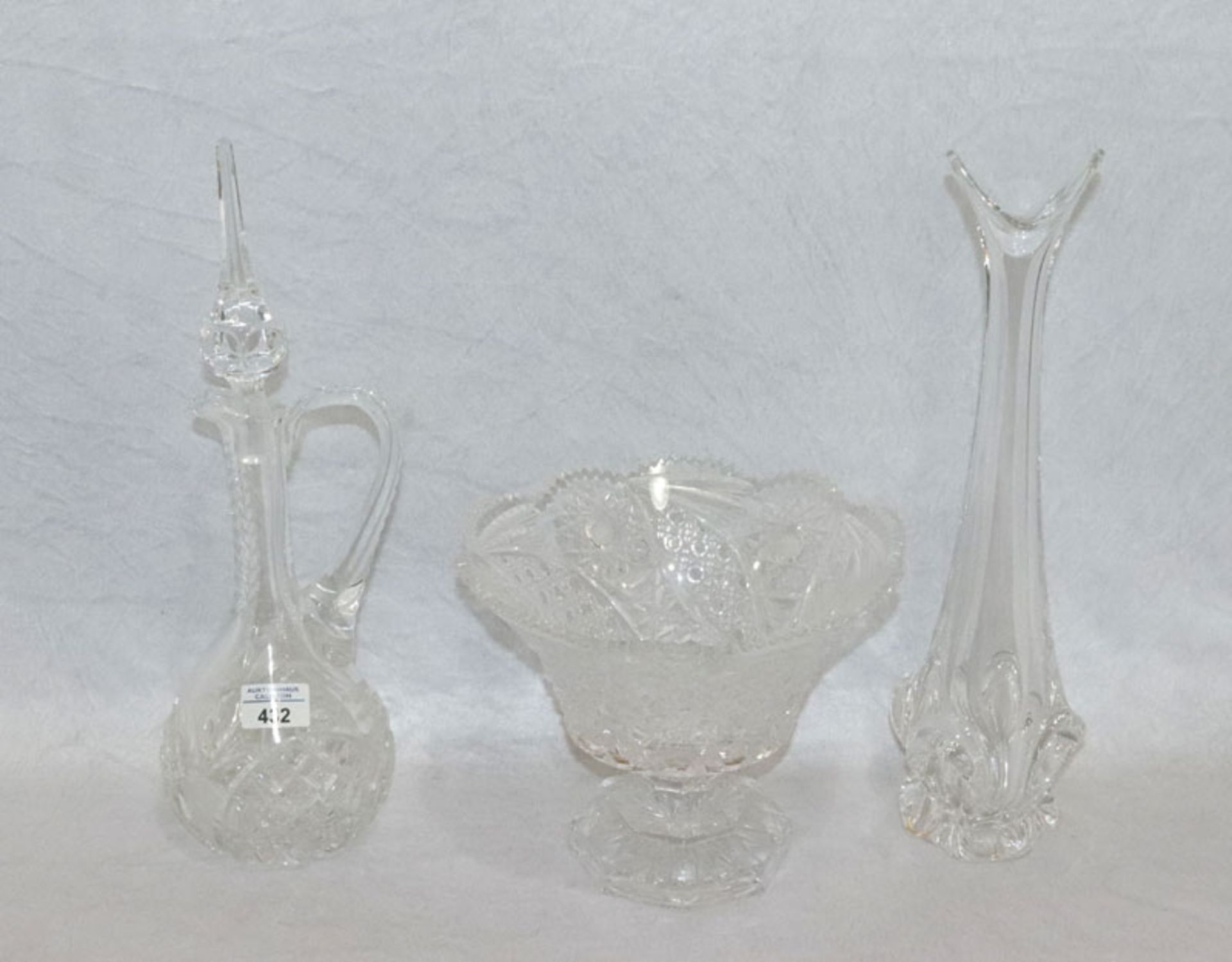 Kristallglas-Konvolut: Sevres France Blumenvase, H 41 cm, Henkelkaraffe, Stöpsel nicht passend, H 41