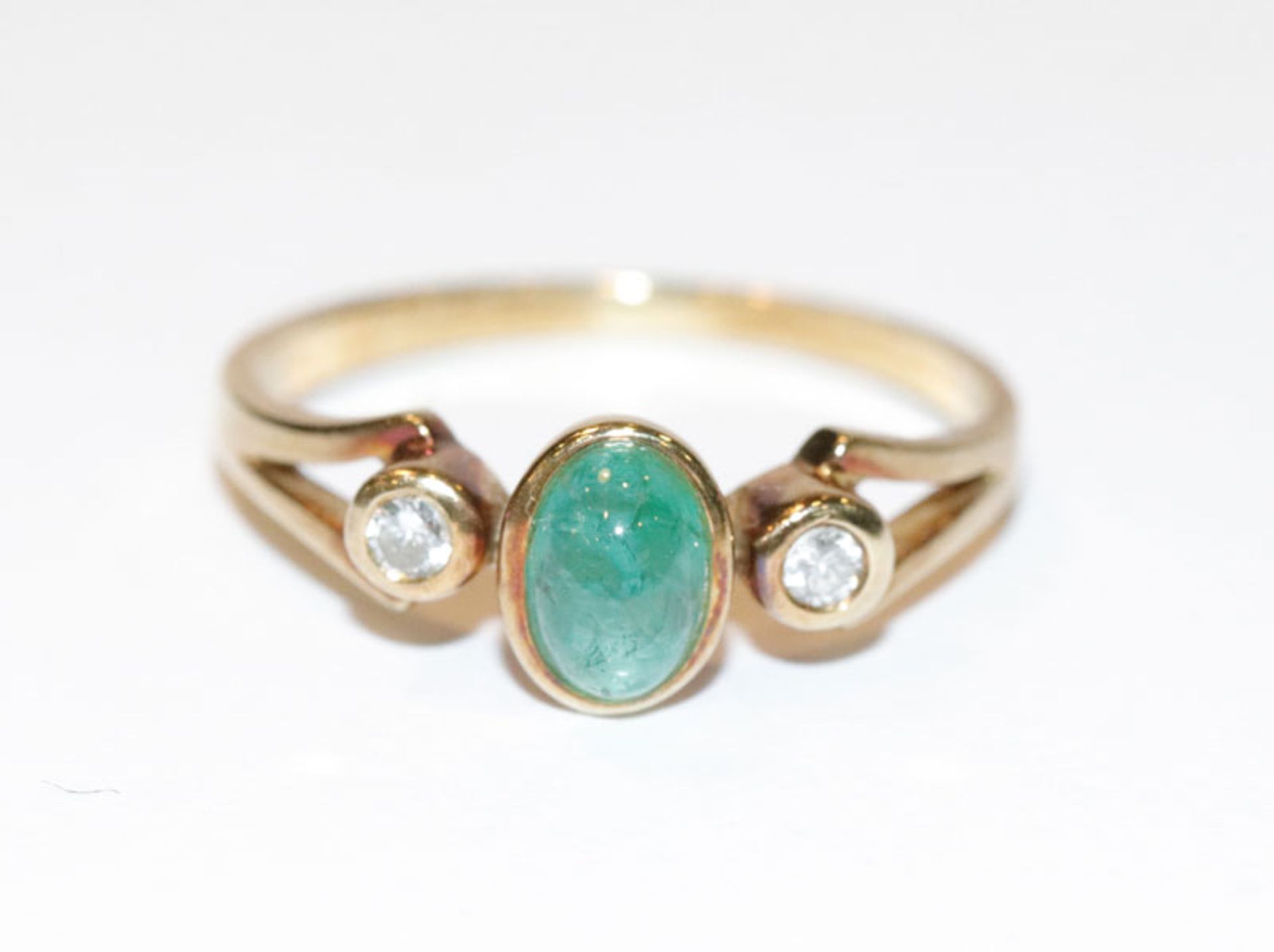 14 k Gelbgold Ring mit Smaragd-Cabochon und 2 Diamanten, 2,3 gr., Gr. 52