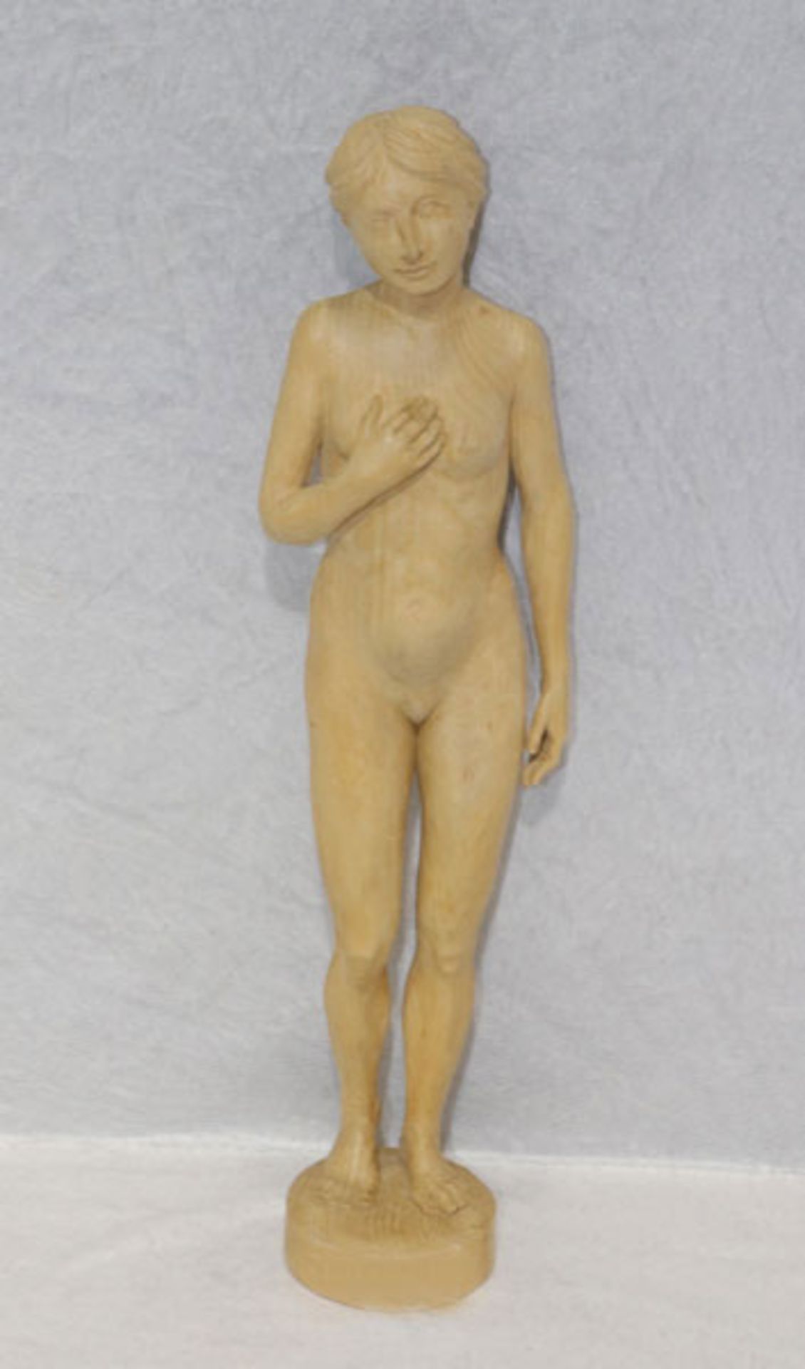 Holz Figurenskulptur 'Stehender Frauenakt', am Boden monogrammiert PF, H 43,5 cm