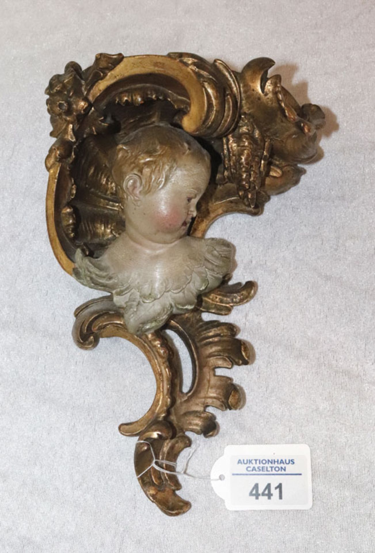 Wandkonsole mit plastischem Putto, Guß, gefaßt, H 24 cm, B 17 cm, T 9 cm, leicht berieben