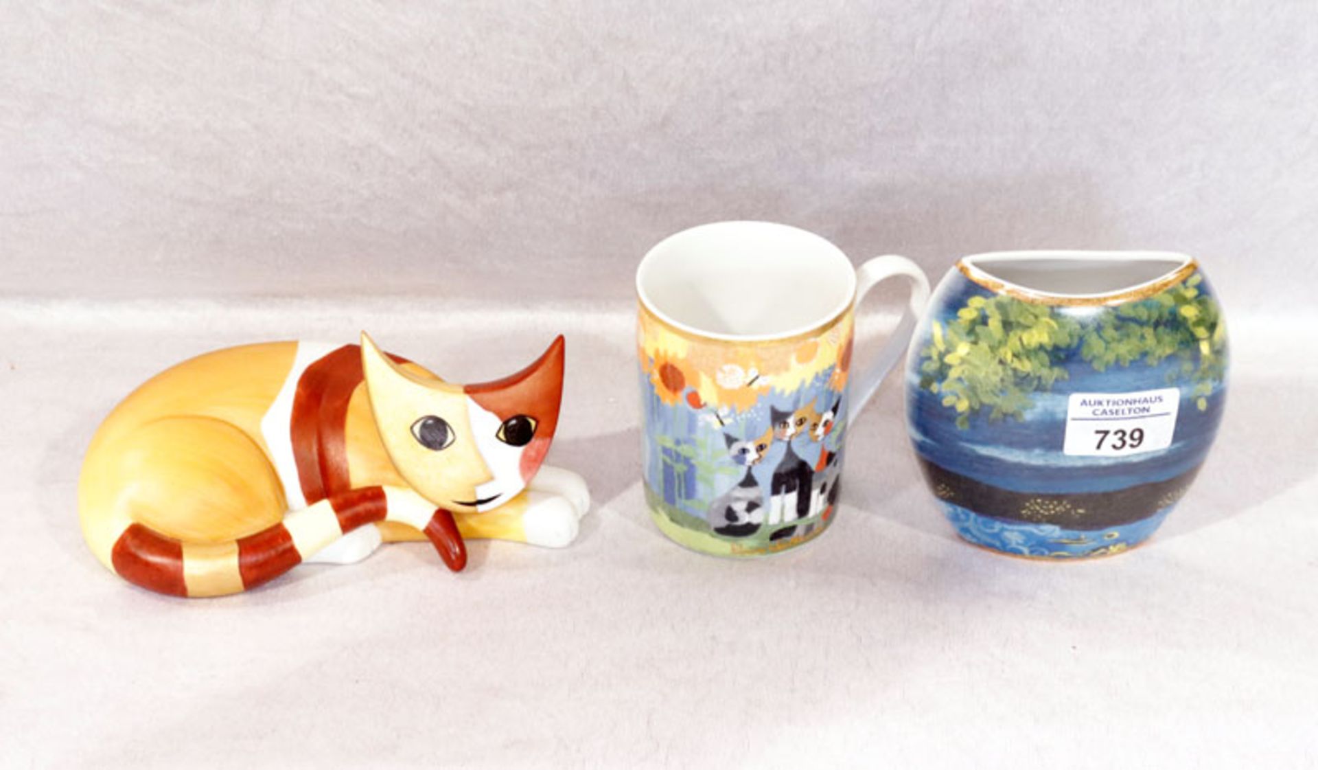 Goebel Konvolut: Katze 'Laura', H 7 cm, L 17,5 cm, B 11 cm, Vase mit Katzendekor, H 12 cm, B 12