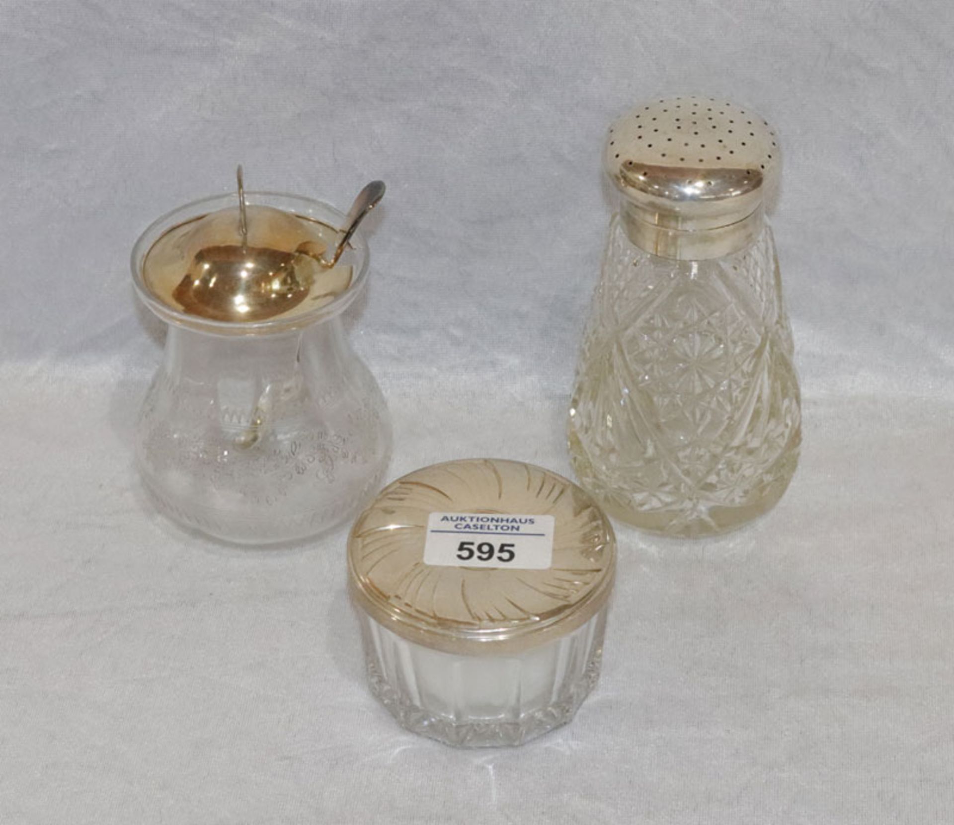 Konvolut: Zuckerstreuer, Glas/Silber, H 14,5 cm, Glasdose mit Silberdeckel, H 13,5 cm, und