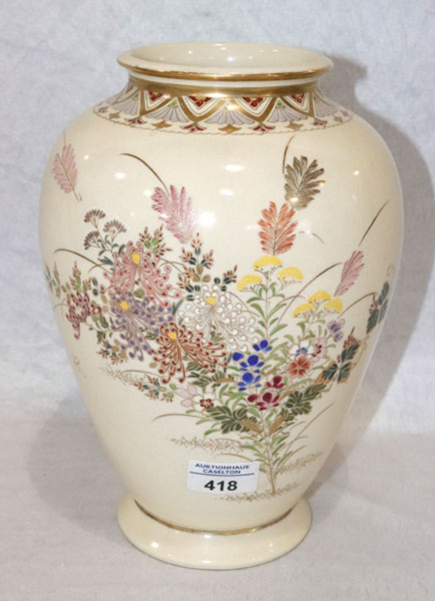 Asiatische Blumenvase, elfenbeinfarben mit buntem Blumendekor und Goldrand, am Boden