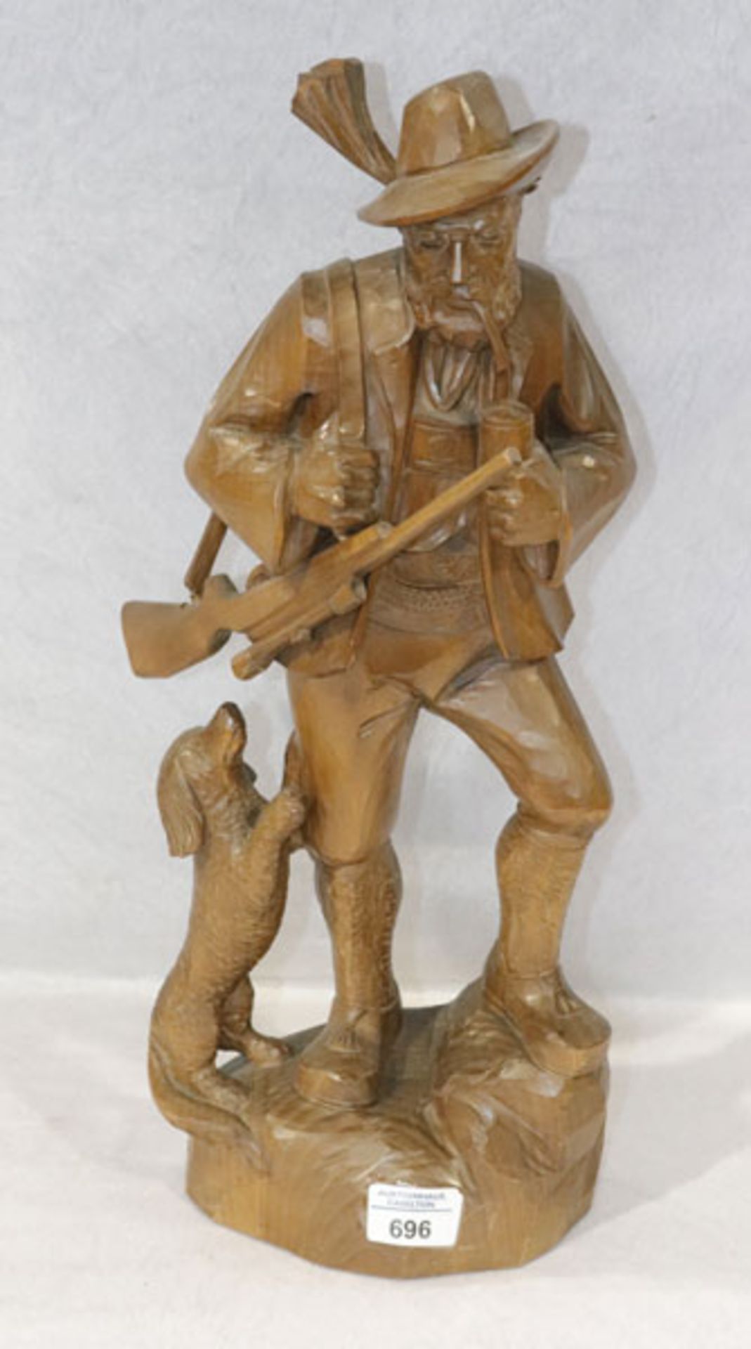 Holz Figurenskulptur 'Jäger mit Hund', dunkel gebeizt, H 50 cm, B 22 cm, T 12 cm, leicht bestossen