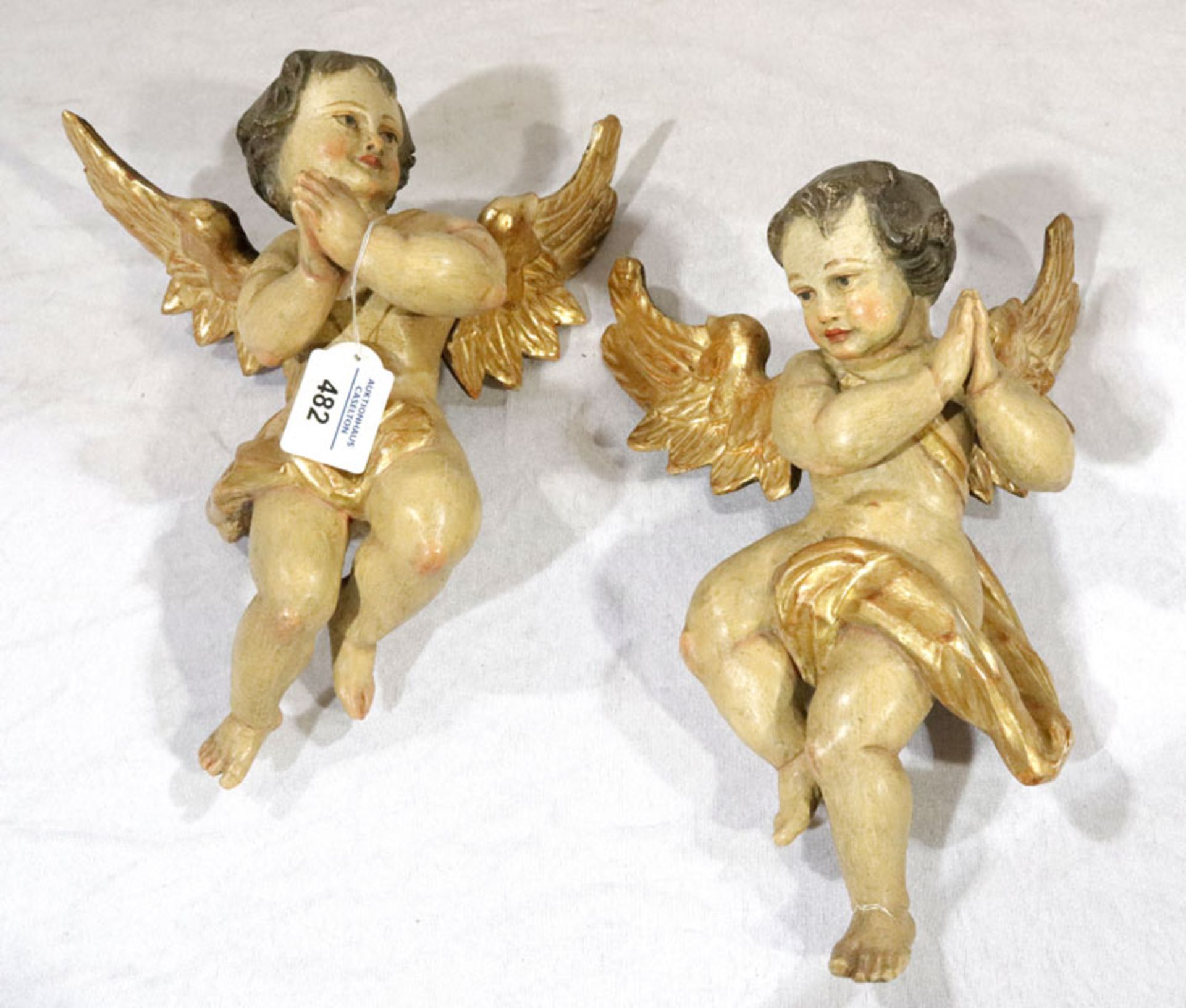 Paar Holzskulpturen 'Engel', farbig gefaßt, ein Fuß gebrochen und geklebt, H 32 cm, leicht berieben