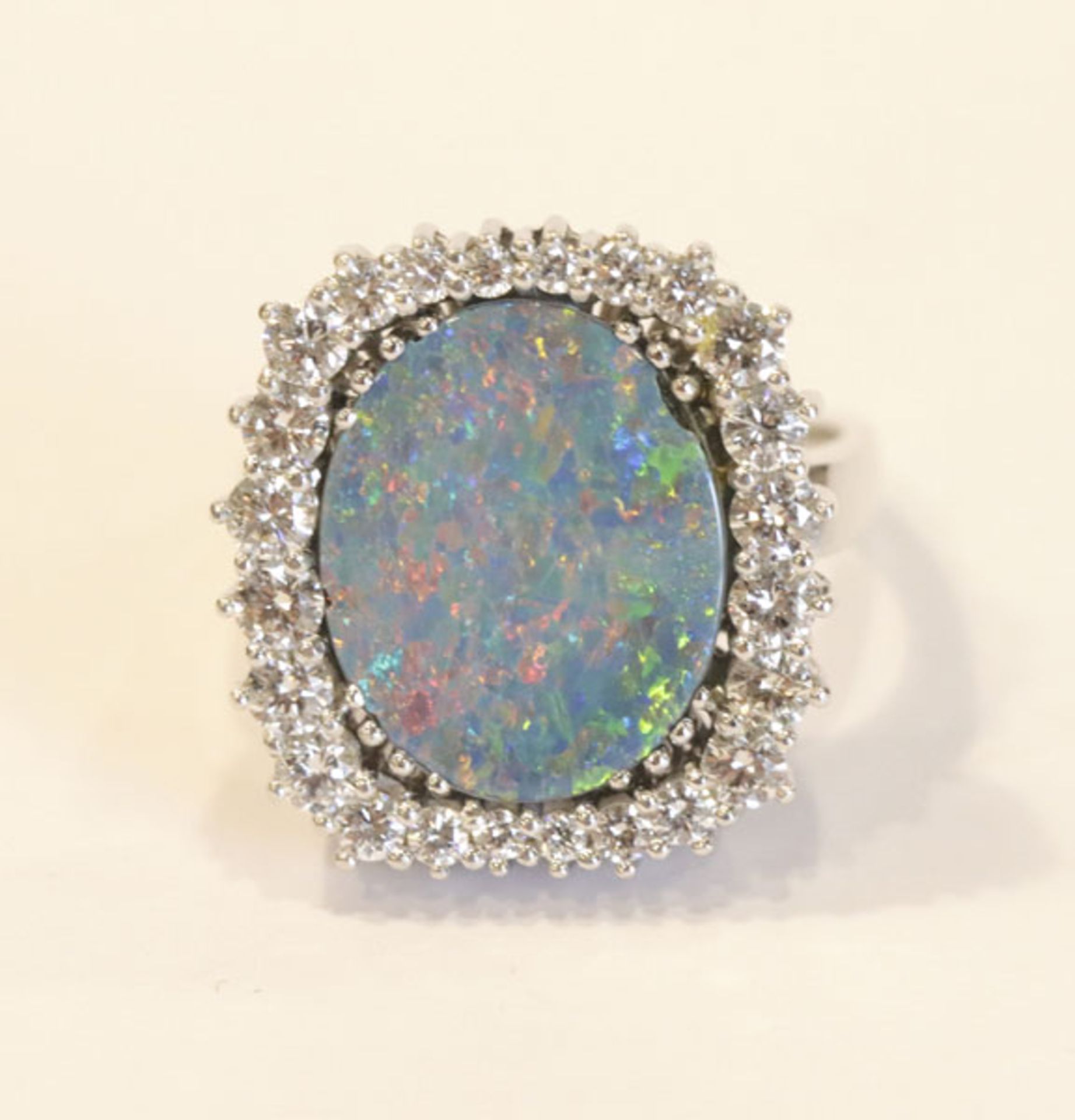 18 k Weißgold Ring mit Opal Triplette, am Rand leicht bestossen, und Diamantenkranz, 13,9 gr., Gr.