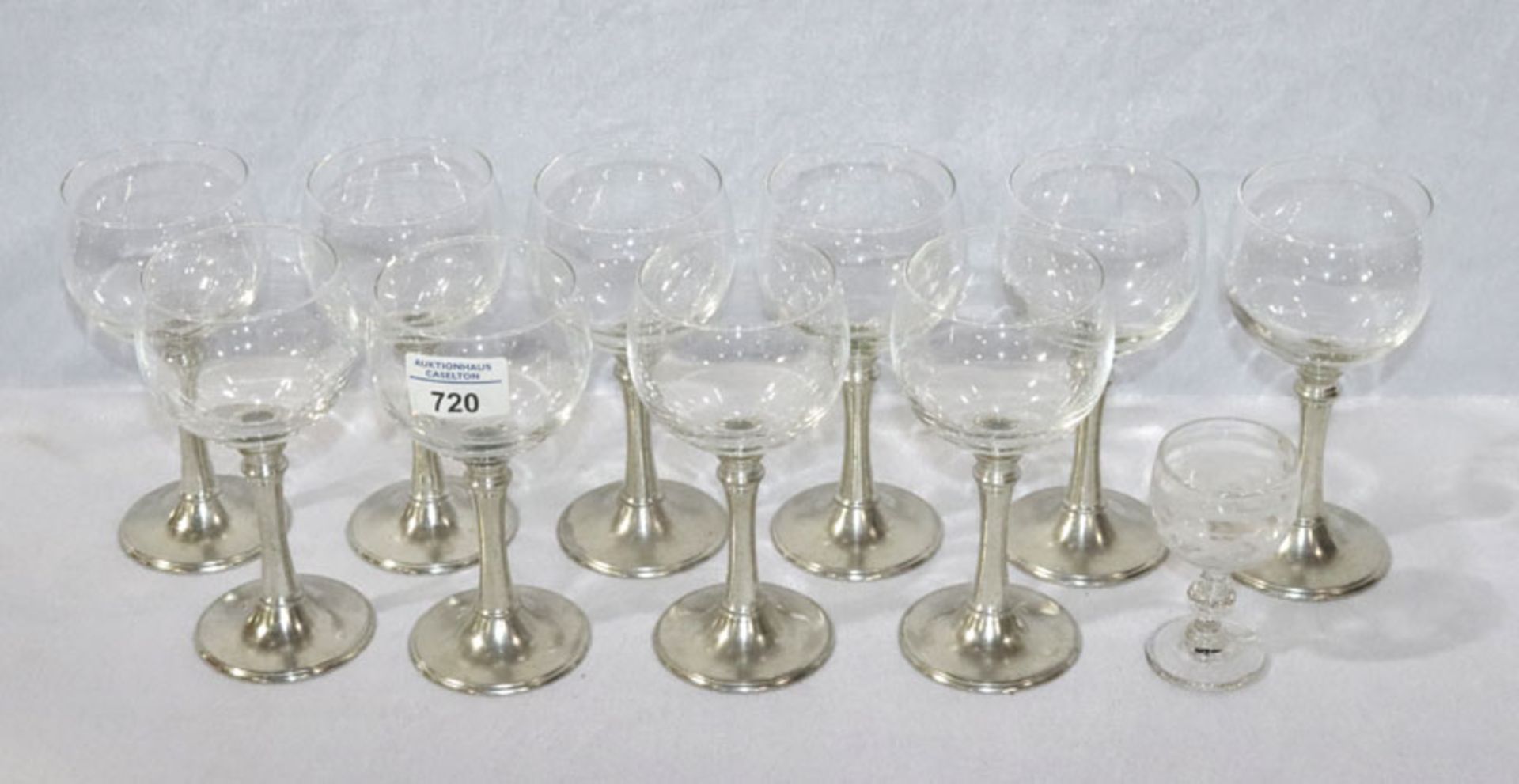 10 Weingläser mit Zinnfuß, H 17 cm, und ein Likörglas mit graviertem Dekor, H 10 cm,