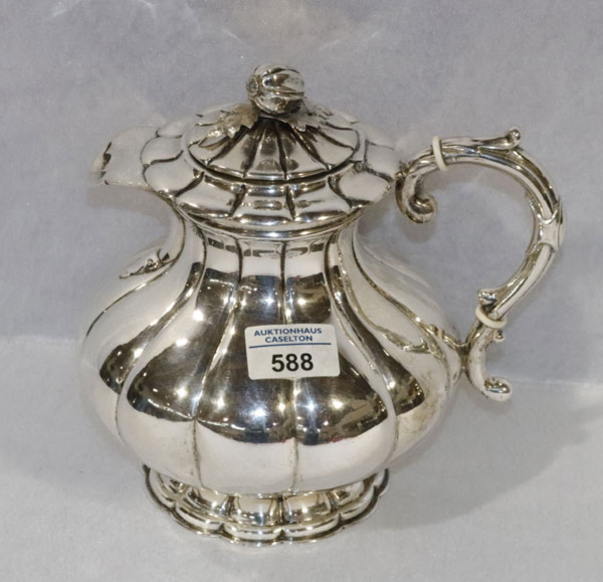 Teekanne in bauchiger Form mit plastischer Knospe und Blätter, 800 Silber, 746 gr., H 20 cm, D 20